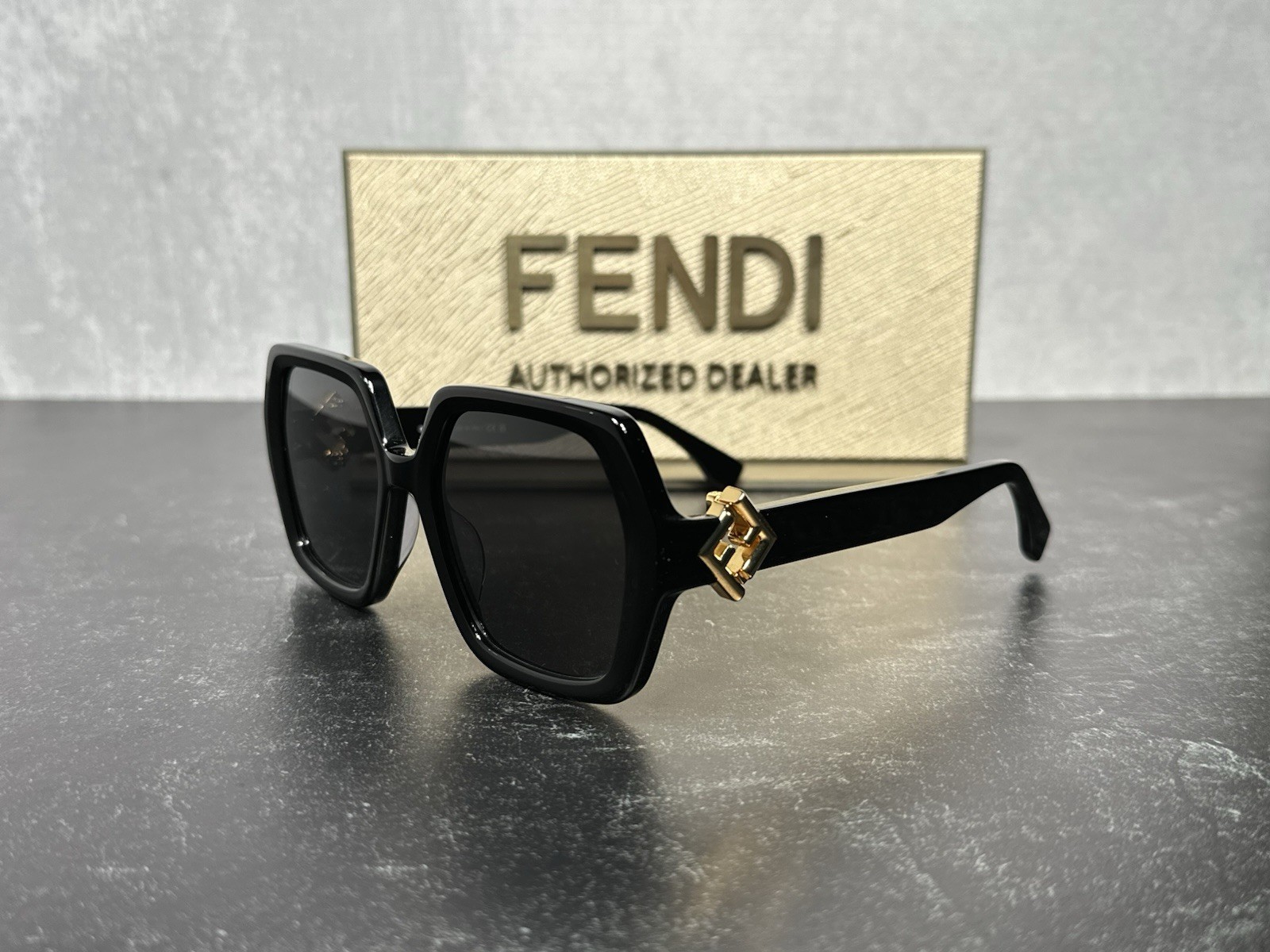 NEW FENDI FF DIAMONDS FE40139 SQUARE SUNGLASSES BLACK & GOLD 01V SHIPS TODAY NEW FENDI FF DIAMONDS FE40139 SQUARE SUNGLASSES BLACK & GOLD 01V SHIPS TODAY