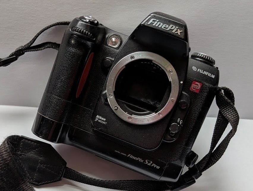 Fujifilm FinePix S2 Pro Digital SLR Camera Body - Untested, as pictured Fujifilm FinePix S2 Pro Digital SLR Camera Body - Untested, as pictured