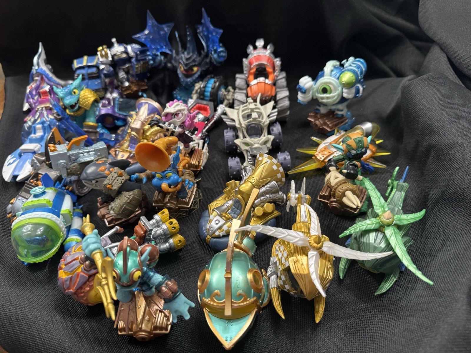 Skylanders Figures & Vehicles 26 Mixed Lot See Pictures Skylanders Figures & Vehicles 26 Mixed Lot See Pictures