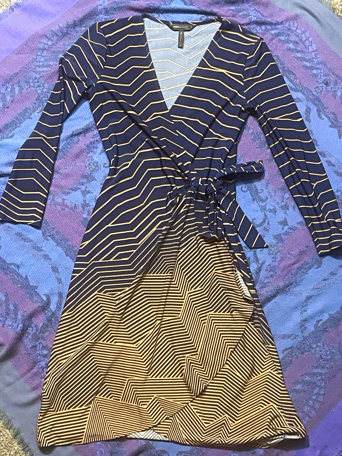 BCBGMAXAZRIA Women’s XS “Adele” Wrap Dress- Navy and tan geometric- lovely