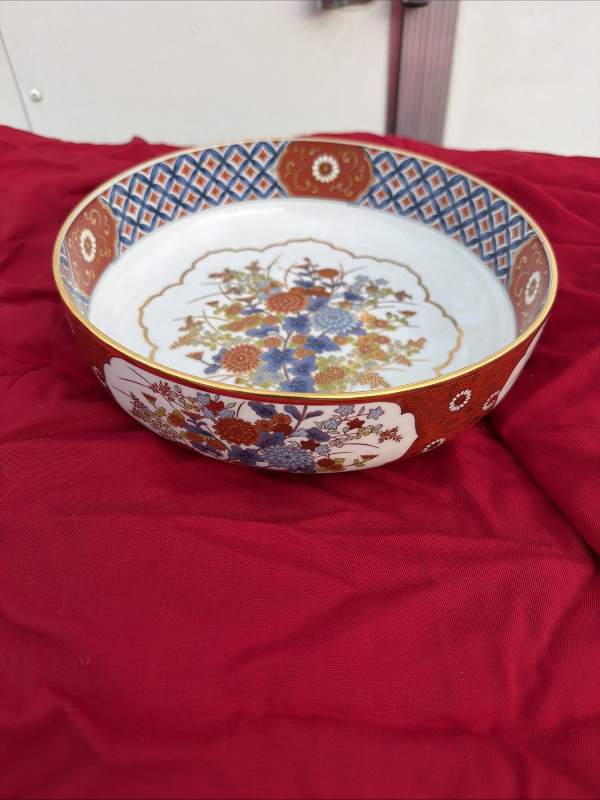 VINTAGE JAPANESE PORCELAIN SEDRVING BOWL IMARI-STYLE FLORAL PATTERN 10