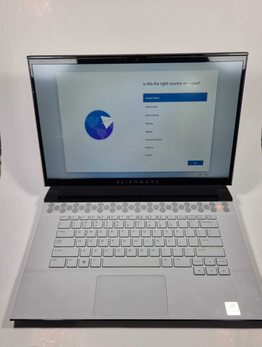 Dell Alienware m15 R3 White i9-10980HK 32GB 1TB/512GB M.2 RTX 2080 Super - 300hz Dell Alienware m15 R3 White i9-10980HK 32GB 1TB/512GB M.2 RTX 2080 Super - 300hz