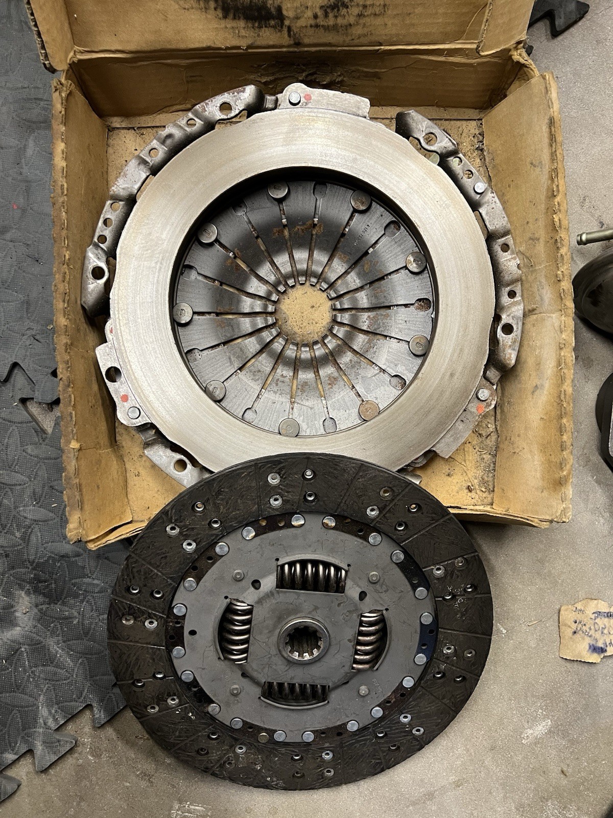 Clutch Pressure Plate & Disc. MOPAR 05018591AA. 1994-2000. In Original Box. Clutch Pressure Plate & Disc. MOPAR 05018591AA. 1994-2000. In Original Box.