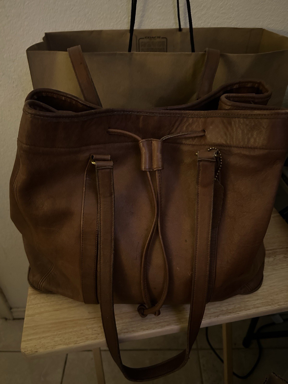 Coach vintage Brown Women’s leather bucket Bag Drawstring heavy signs of wear Coach vintage Brown Women’s leather bucket Bag Drawstring heavy signs of wear