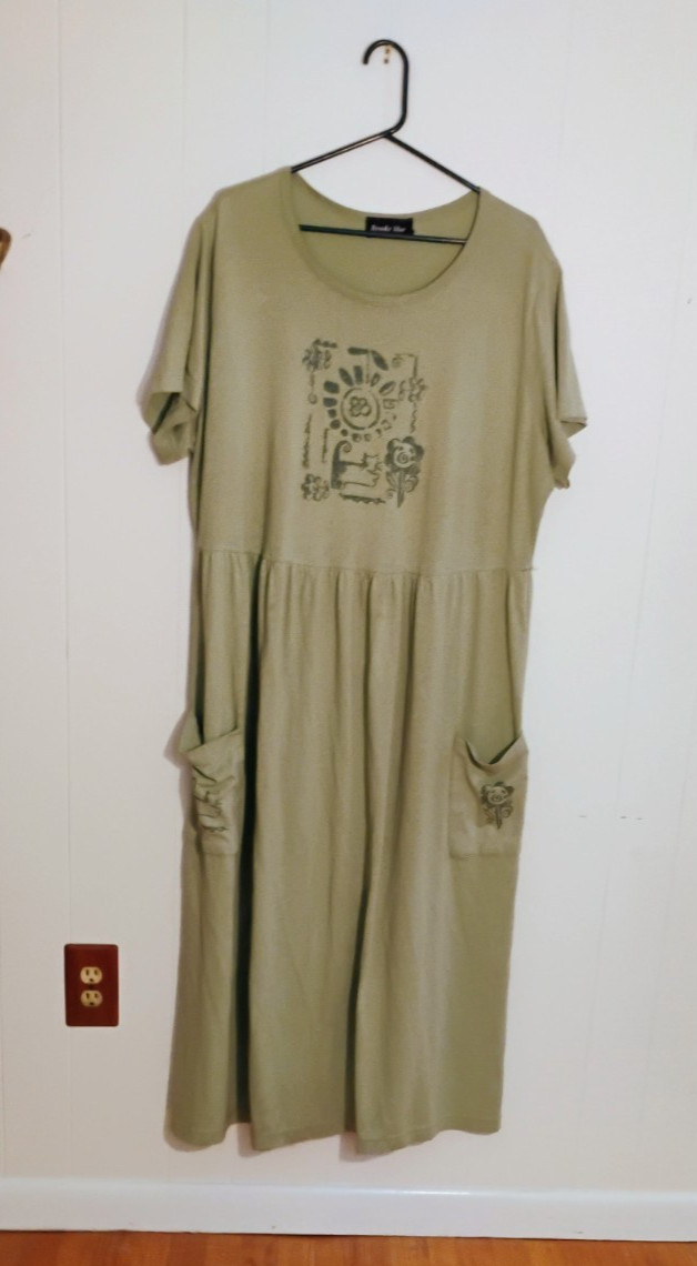 Brooke Mae Light Green casual midi dress, 3X, print on front back and pockets Brooke Mae Light Green casual midi dress, 3X, print on front back and pockets