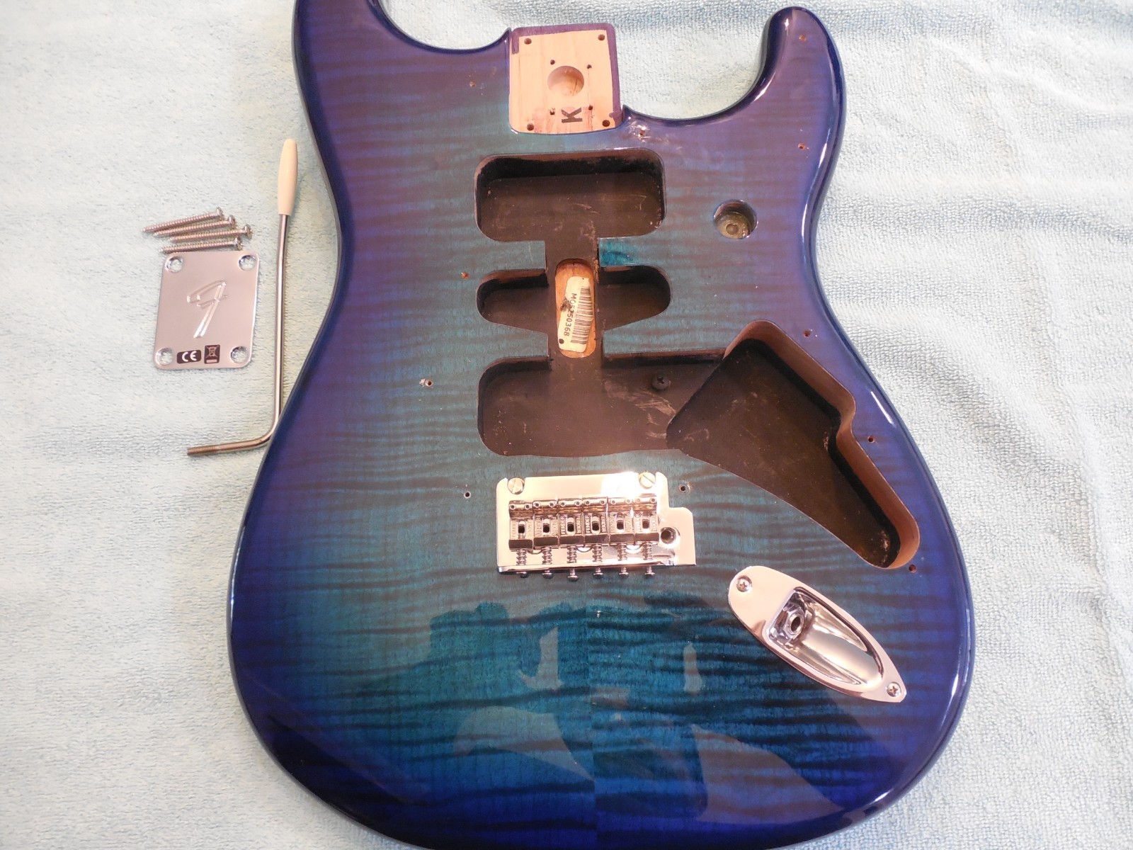Fender Stratocaster MIM Body w/Hardware Plus Top Blue Burst. Excellent. Fender Stratocaster MIM Body w/Hardware Plus Top Blue Burst. Excellent.