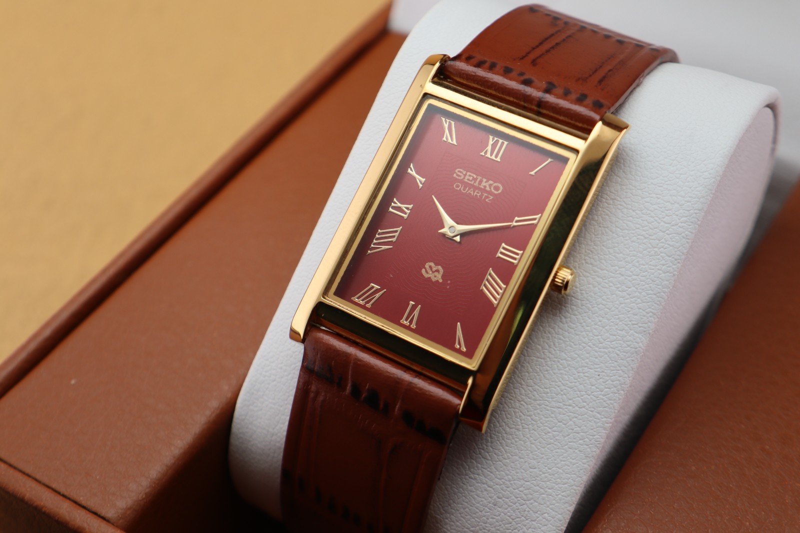 Vintage Seiko Slim Quartz Men's Wrist Watch Red Dial with Light Brown Strap.