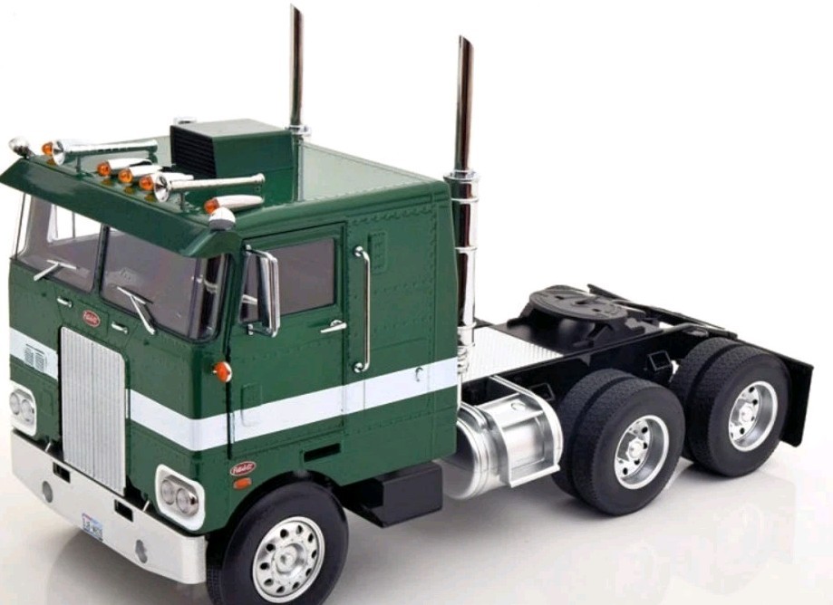 Road Kings 352 Peterbuilt Pacemaker 1/18scale Green