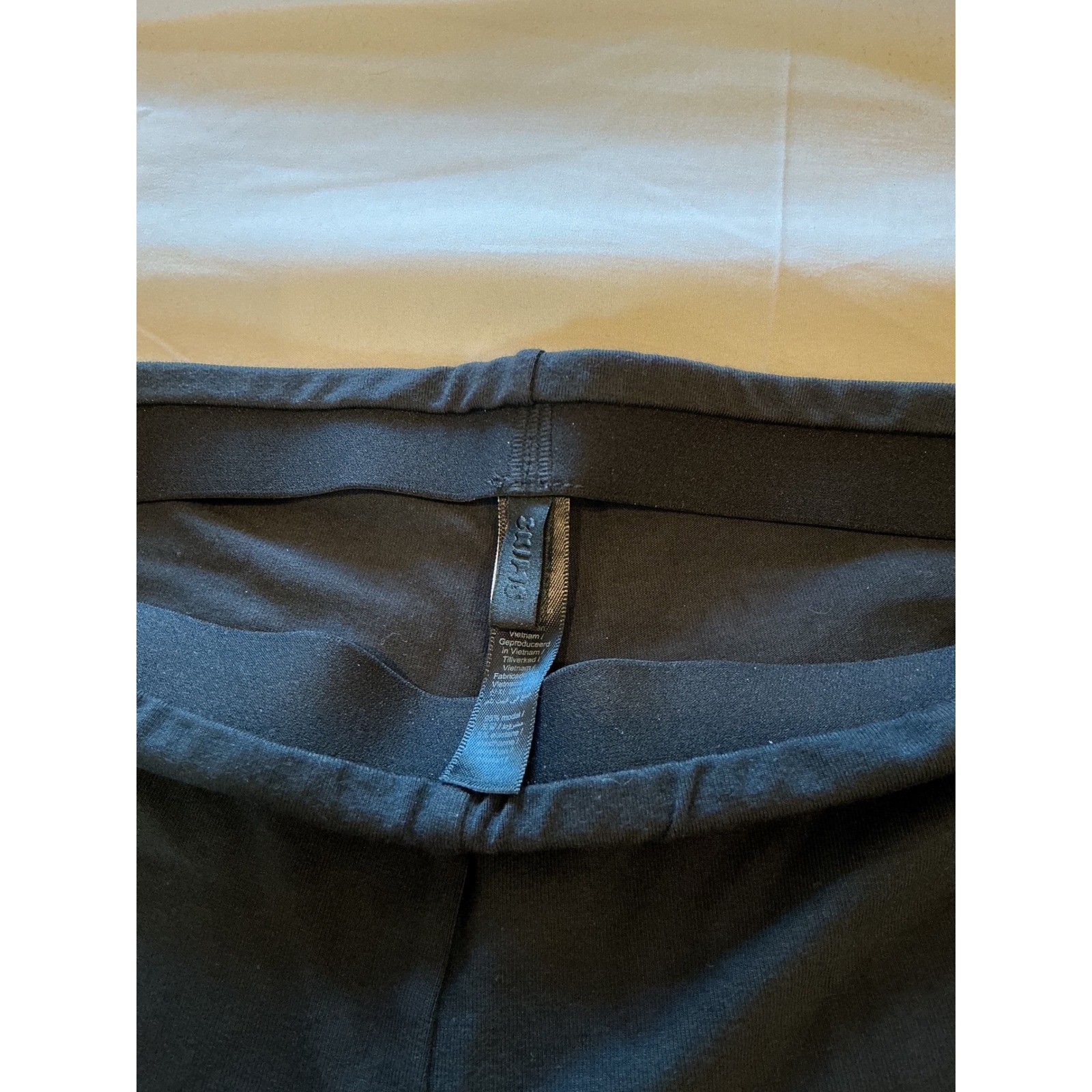 SKIMS Soft Lounge Crop Leggings Onyx Black Modal Stretch Size Small SKIMS Soft Lounge Crop Leggings Onyx Black Modal Stretch Size Small