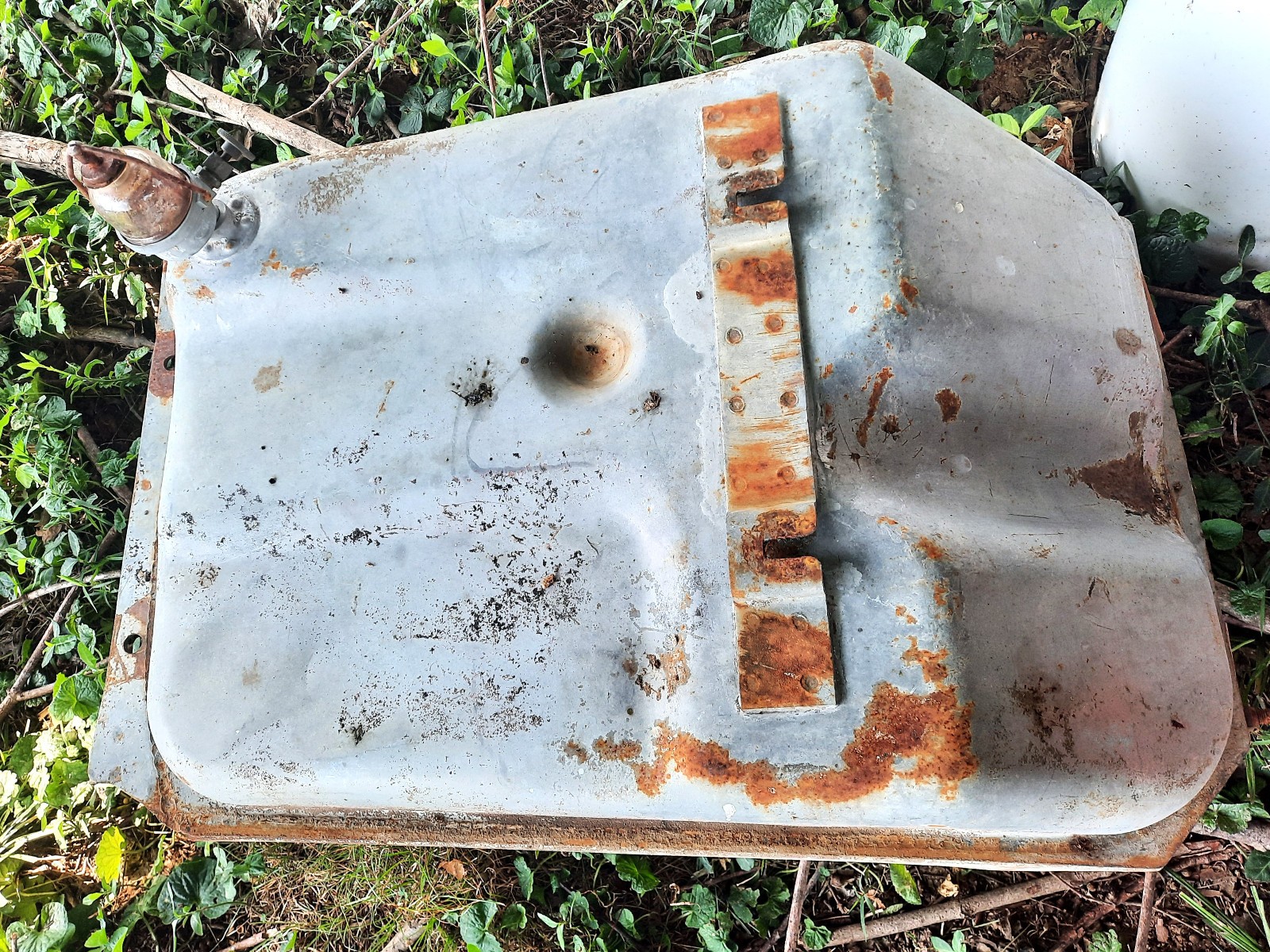 Vintage Massey-Ferguson Gas Tank with Settling Bulb. Didn\'t see any rust inside. Vintage Massey-Ferguson Gas Tank with Settling Bulb. Didn\'t see any rust inside.