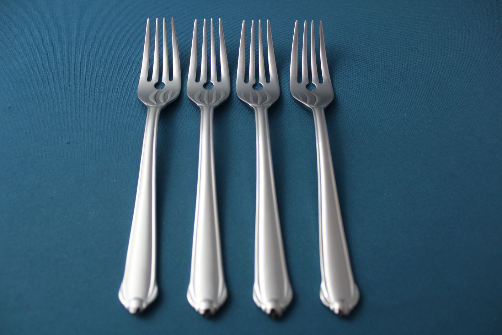Mikasa CLASSICO SATIN Salad Forks (4pc Set) Gerald Patrick 18-8 Korea NEW 6 3/8 Mikasa CLASSICO SATIN Salad Forks (4pc Set) Gerald Patrick 18-8 Korea NEW 6 3/8