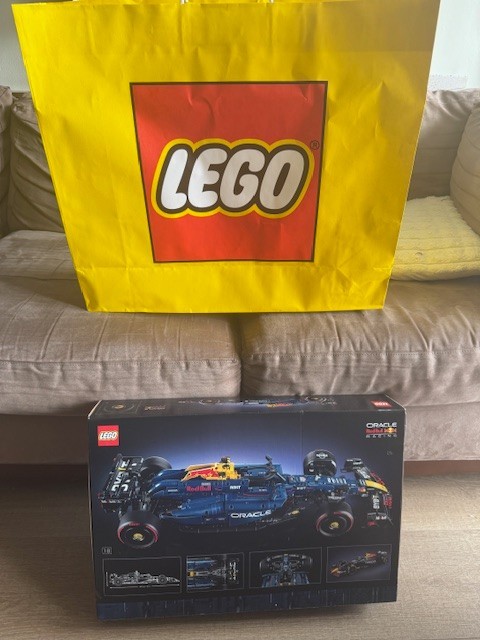 LEGO TECHNIC: Oracle Red Bull Racing Rb20 F1 Car (42206) Brand New Sealed LEGO TECHNIC: Oracle Red Bull Racing Rb20 F1 Car (42206) Brand New Sealed