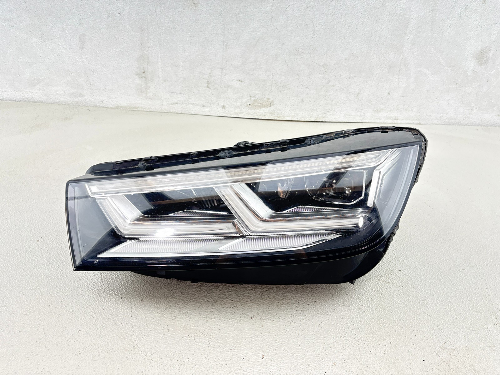 2018 - 2020 Audi Q5 Left Driver Side Full LED Headlight OEM HAS DAMAGE 2018 - 2020 Audi Q5 Left Driver Side Full LED Headlight OEM HAS DAMAGE