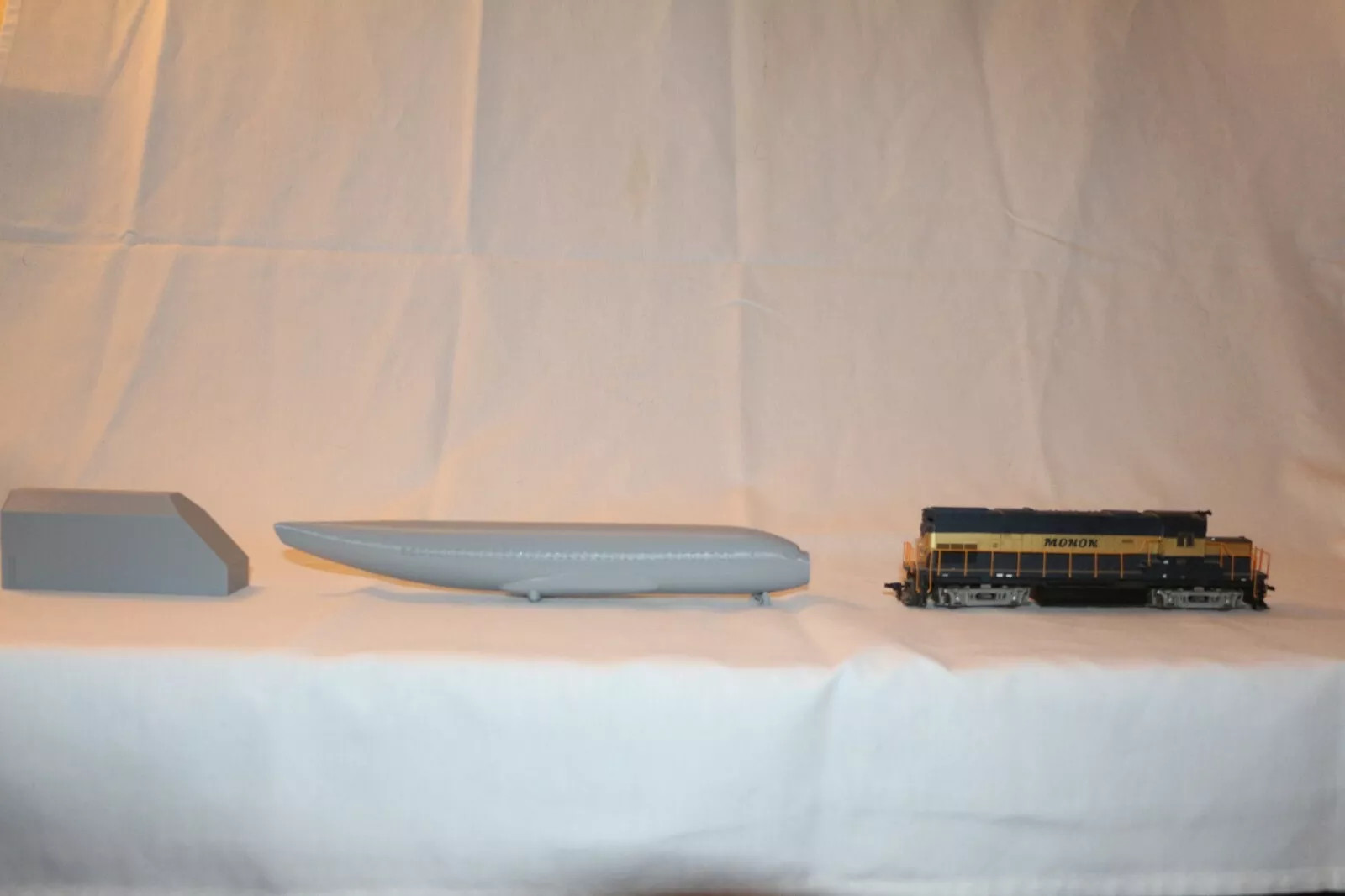 HO Scale Boeing 737 Fuselage and Cargo 11