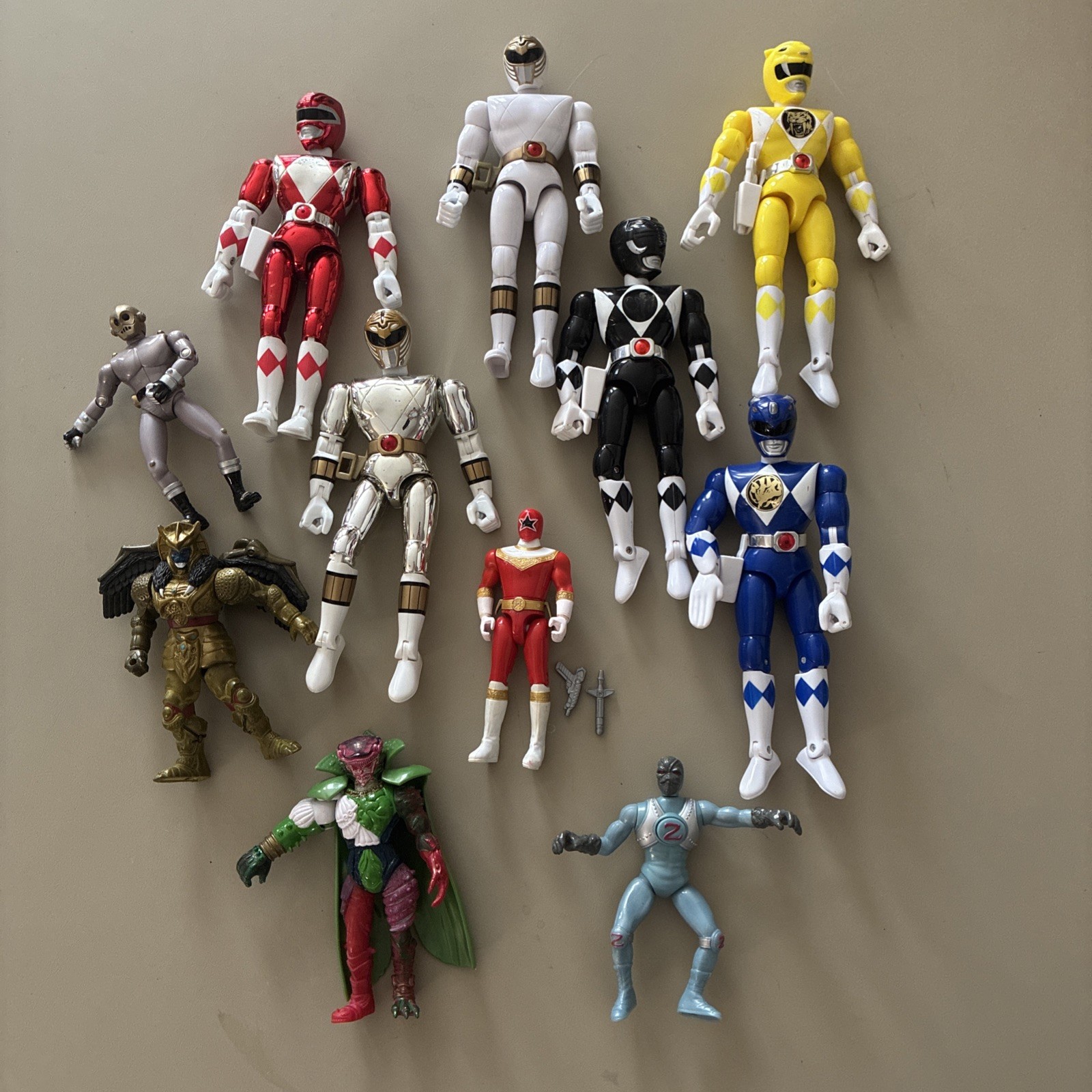Bandai Vintage Mighty Morphin Power Rangers Figure Lot w/ some Weapons Bandai Vintage Mighty Morphin Power Rangers Figure Lot w/ some Weapons