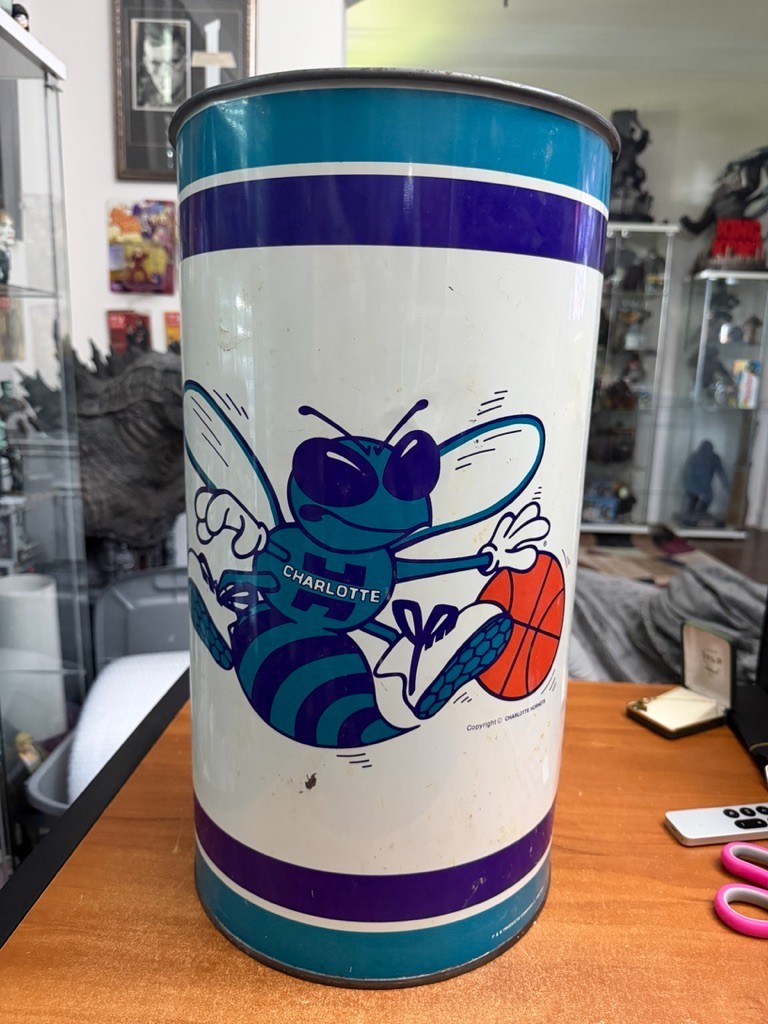 VINTAGE NBA BASKETBALL CHARLOTTE HORNETS STEEL GARBAGE CAN ORIGINAL 1988 VINTAGE NBA BASKETBALL CHARLOTTE HORNETS STEEL GARBAGE CAN ORIGINAL 1988