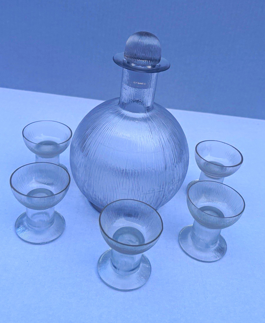 R.Lalique Wingen Decanter with 5 cordials circa 1926