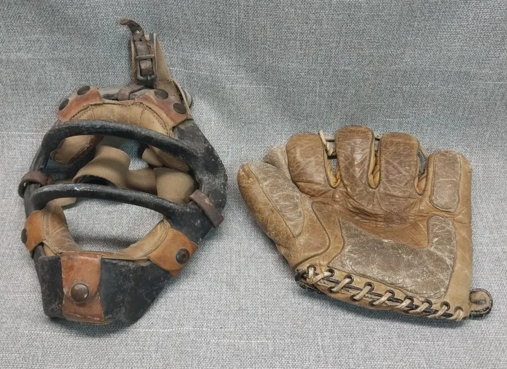Vintage Wilson A3020 Catchers Mask & 1930s Gabby Hartnett Baseball Glove Lot Vintage Wilson A3020 Catchers Mask & 1930s Gabby Hartnett Baseball Glove Lot