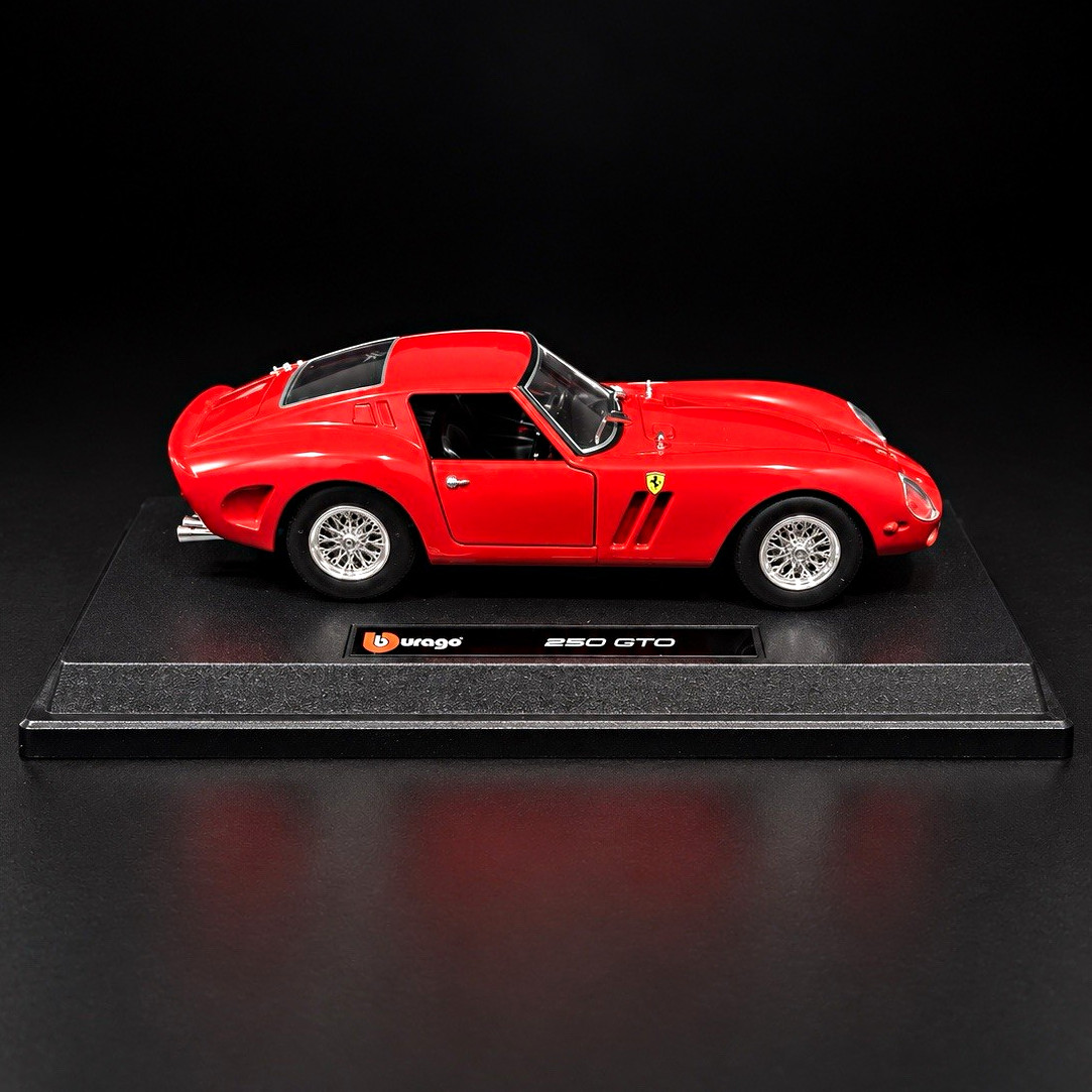 Bburago Gold 1:24 Ferrari 250 GTO 1962 Red Diecast Car w/ Stand Base Bburago Gold 1:24 Ferrari 250 GTO 1962 Red Diecast Car w/ Stand Base