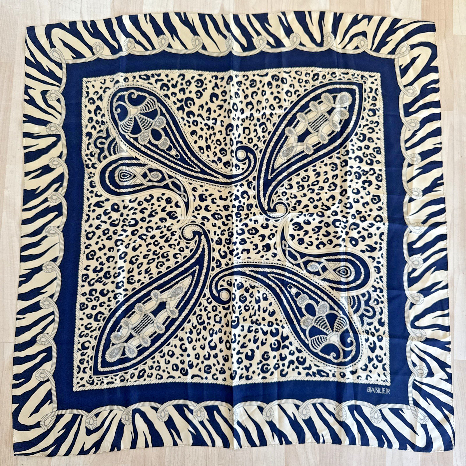 Basler Vintage Beautifull Pure SILK Scarf Blue Paisley Pat SZ 33\ Basler Vintage Beautifull Pure SILK Scarf Blue Paisley Pat SZ 33\