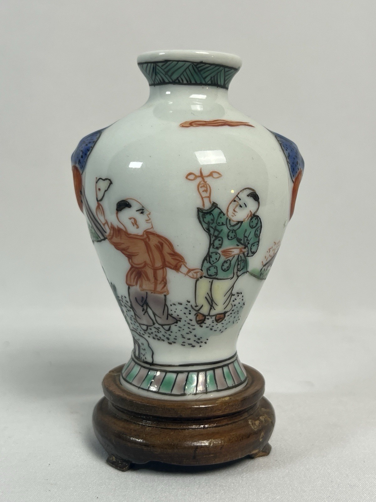 Vintage Chinese Famille Verte Style Miniature Porcelain Vase With stand 10.7cm Vintage Chinese Famille Verte Style Miniature Porcelain Vase With stand 10.7cm