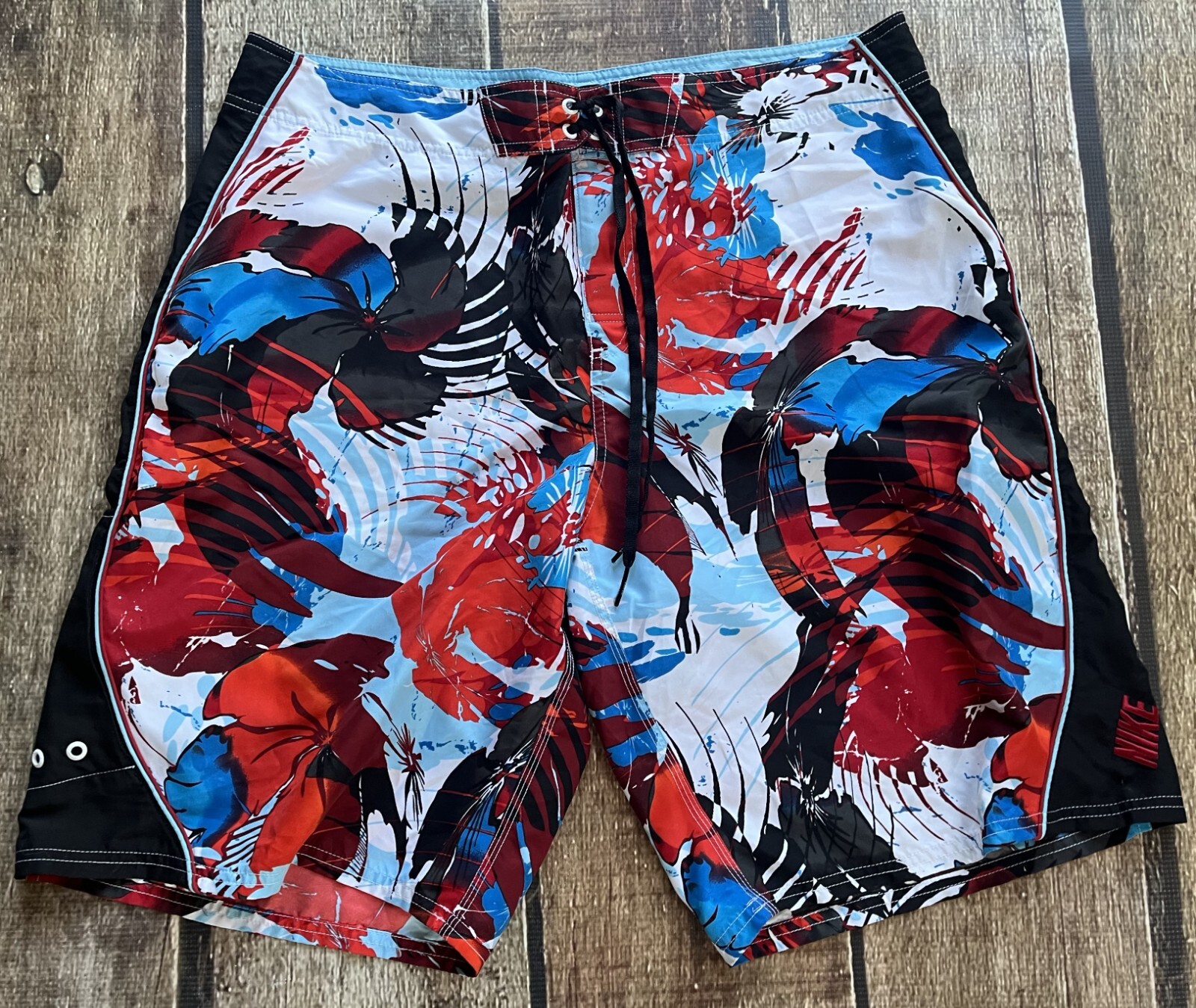 VINTAGE NIKE SWIM FLORAL BOARD SHORTS RED WHITE BLUE MENS 36 EXELLENT CONDITION VINTAGE NIKE SWIM FLORAL BOARD SHORTS RED WHITE BLUE MENS 36 EXELLENT CONDITION