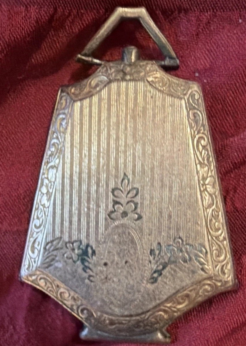 Antique Locket Etched GF or Silver Pictures of Man & Woman Inside Antique Locket Etched GF or Silver Pictures of Man & Woman Inside