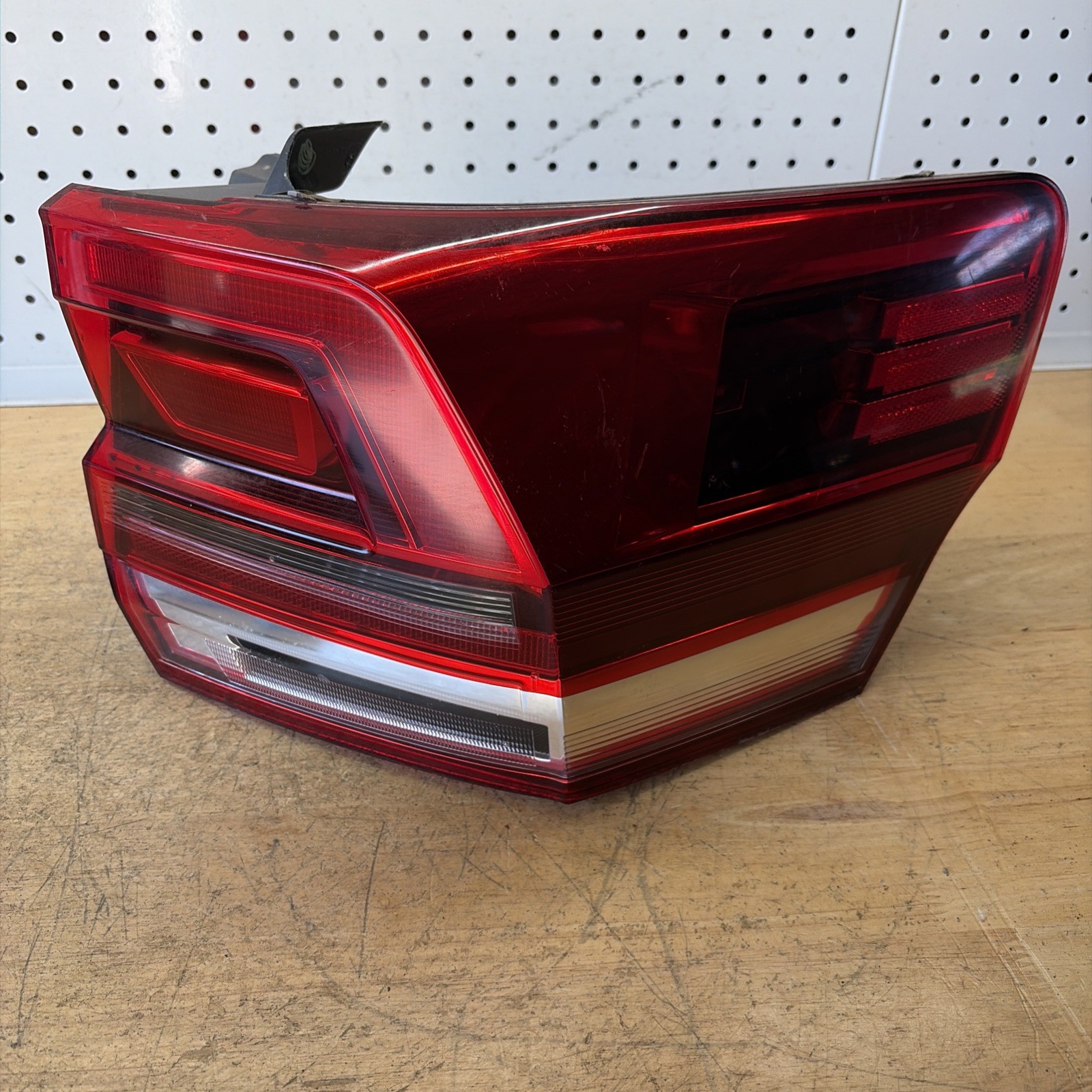 OEM 18-20VolkswagenAtlasRightSide TurnSignal Combination Lamp Tail Light 0112M