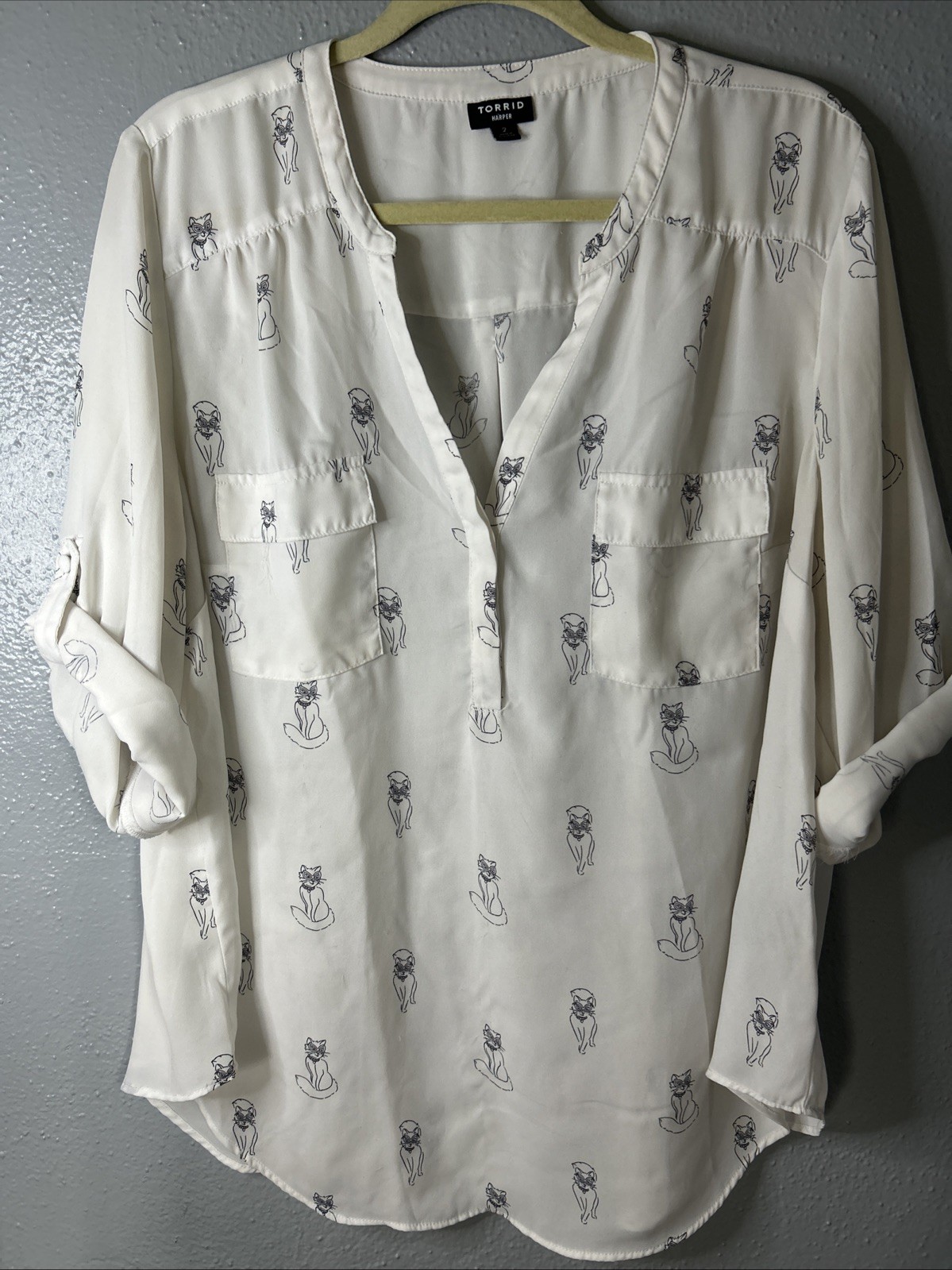 Torrid Harper Size 2 White Cat 3/4 Roll Sleeve 100% Polyester Torrid Harper Size 2 White Cat 3/4 Roll Sleeve 100% Polyester