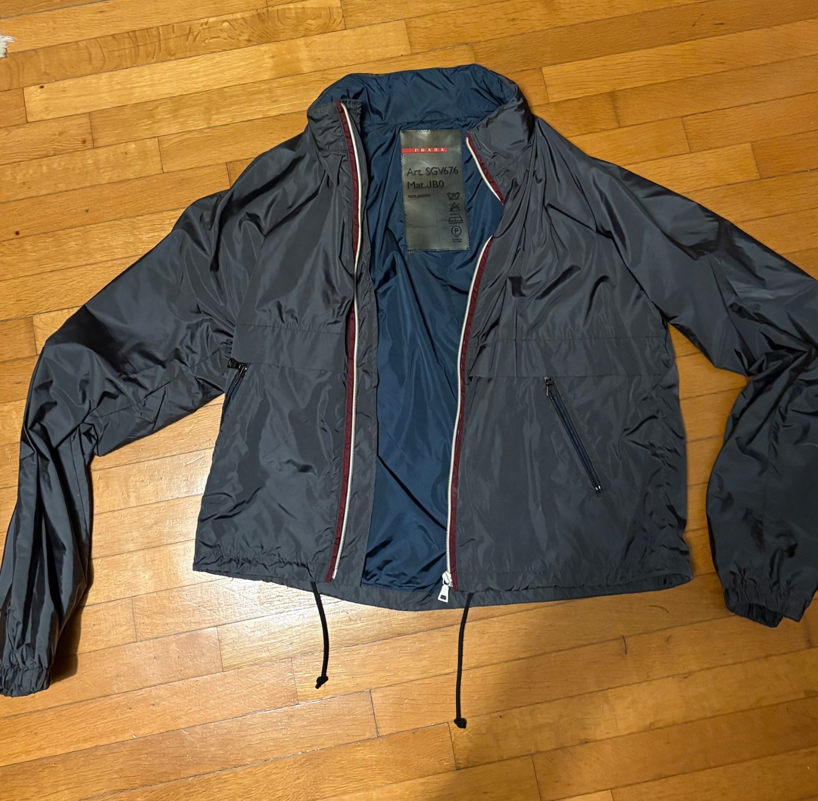 PRADA Vintage Nylon Jacket with Hood – Made in Italy – Art. SGV676 – Size IT52 PRADA Vintage Nylon Jacket with Hood – Made in Italy – Art. SGV676 – Size IT52