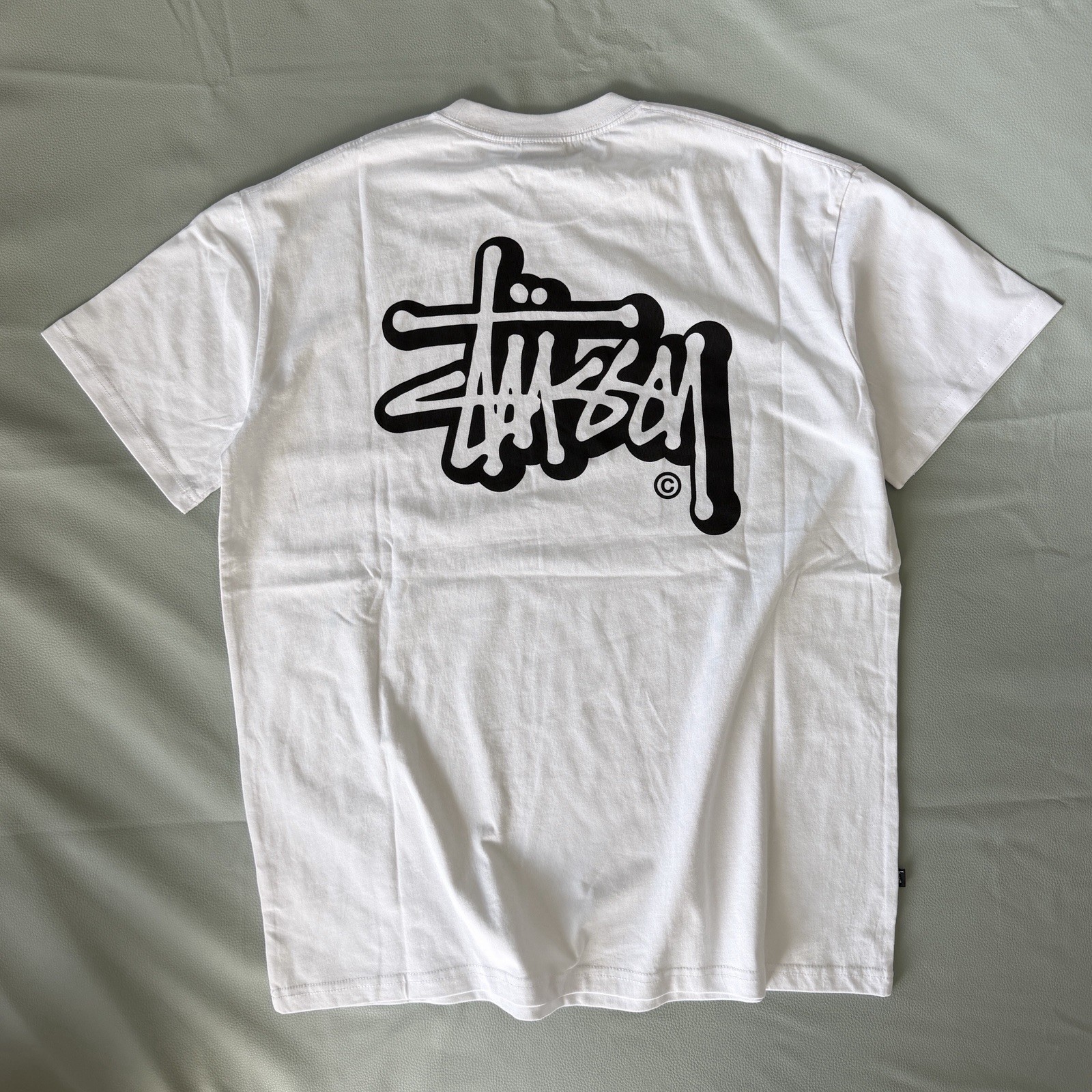 🦴Stüssy AU Solid Offset Graffiti T-Shirt White Size L, Brand New Authentic 