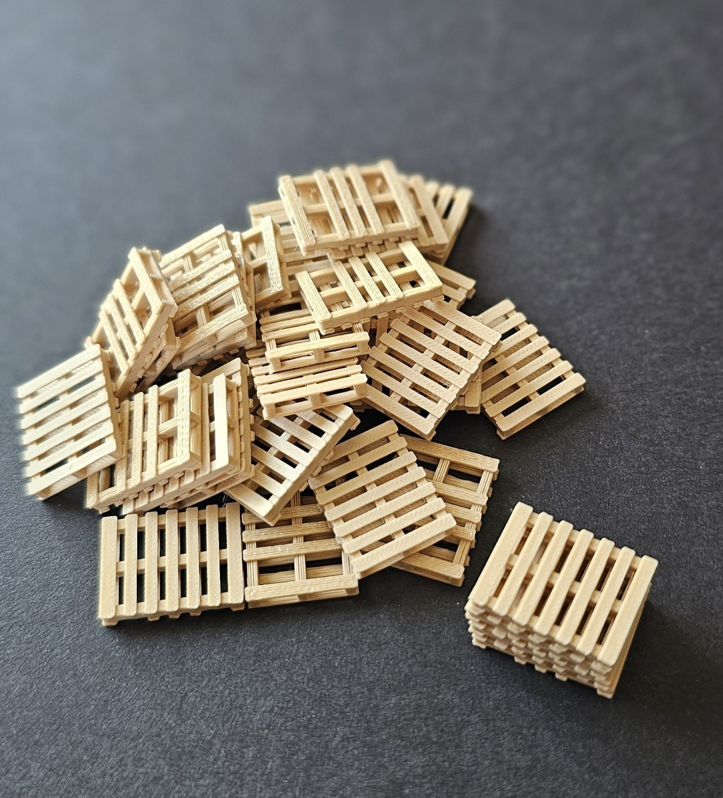 50 HO Scale Pallets 1:87 Warehouse Loading Dock Industrial Layout Accessory