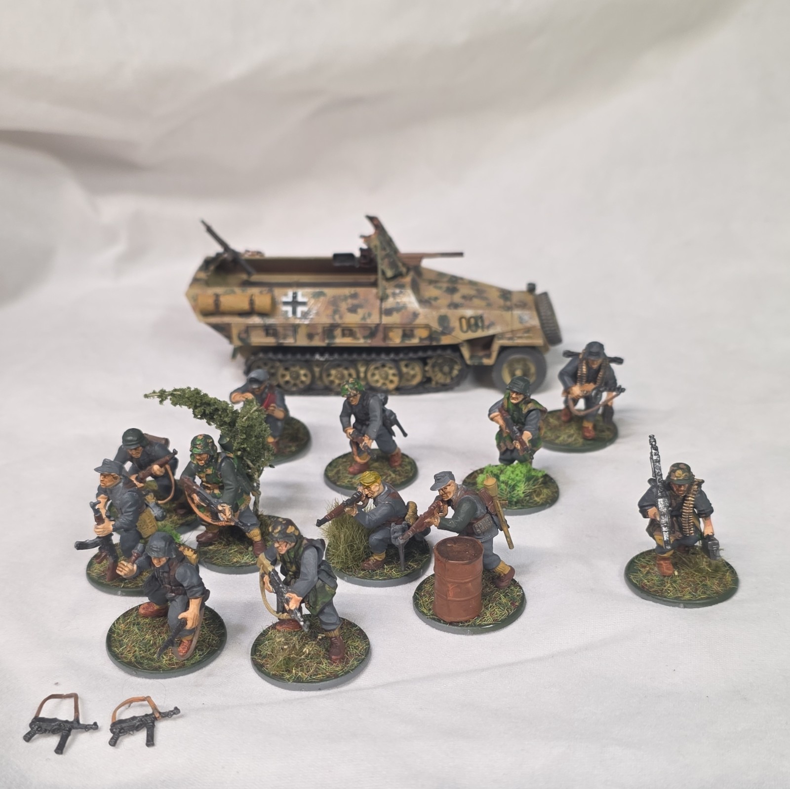 Flames of War WWII German Sd Kfz 251 Halftrack & Grenadiers Painted Lot GBX04 Flames of War WWII German Sd Kfz 251 Halftrack & Grenadiers Painted Lot GBX04