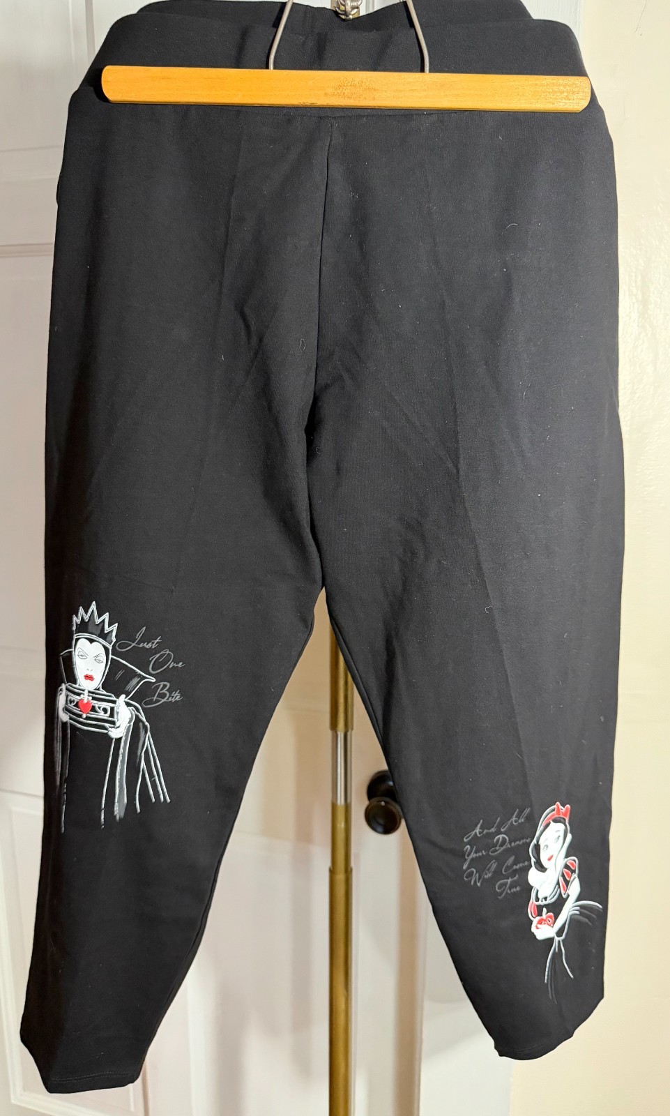 Disney Princess Torrid Snow White Evil Queen Crop Leggings Womens 4X NWT 0530 Disney Princess Torrid Snow White Evil Queen Crop Leggings Womens 4X NWT 0530