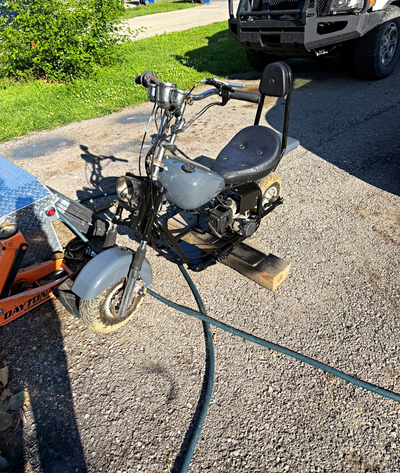 49cc 2-Stroke Gas Motor Scooter Gray/inquire for issues, it does run and drive. 49cc 2-Stroke Gas Motor Scooter Gray/inquire for issues, it does run and drive.