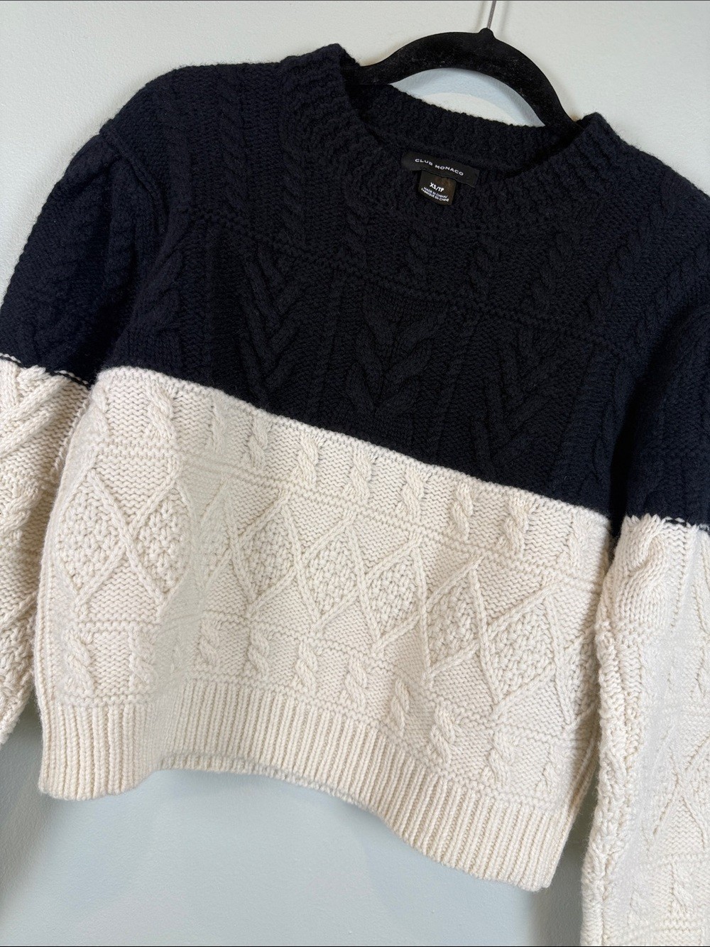 Club Monaco 100% Wool Classic CableKnit Pullover Sweater Black Ivory Crop XS EUC