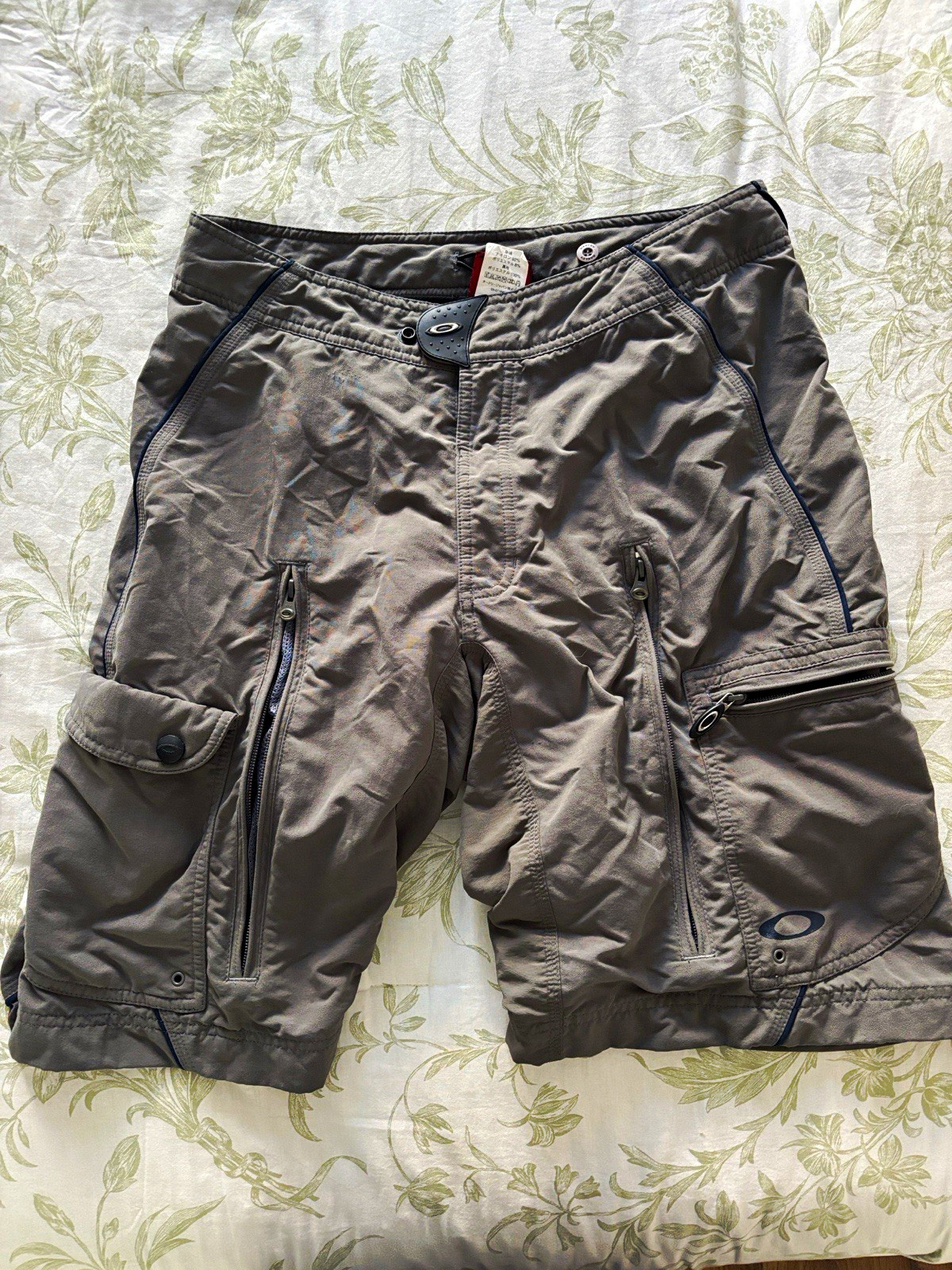 Vintage Y2K Oakley 90s Software Skull MTB Tactical Cargo Shorts Size Medium Vintage Y2K Oakley 90s Software Skull MTB Tactical Cargo Shorts Size Medium