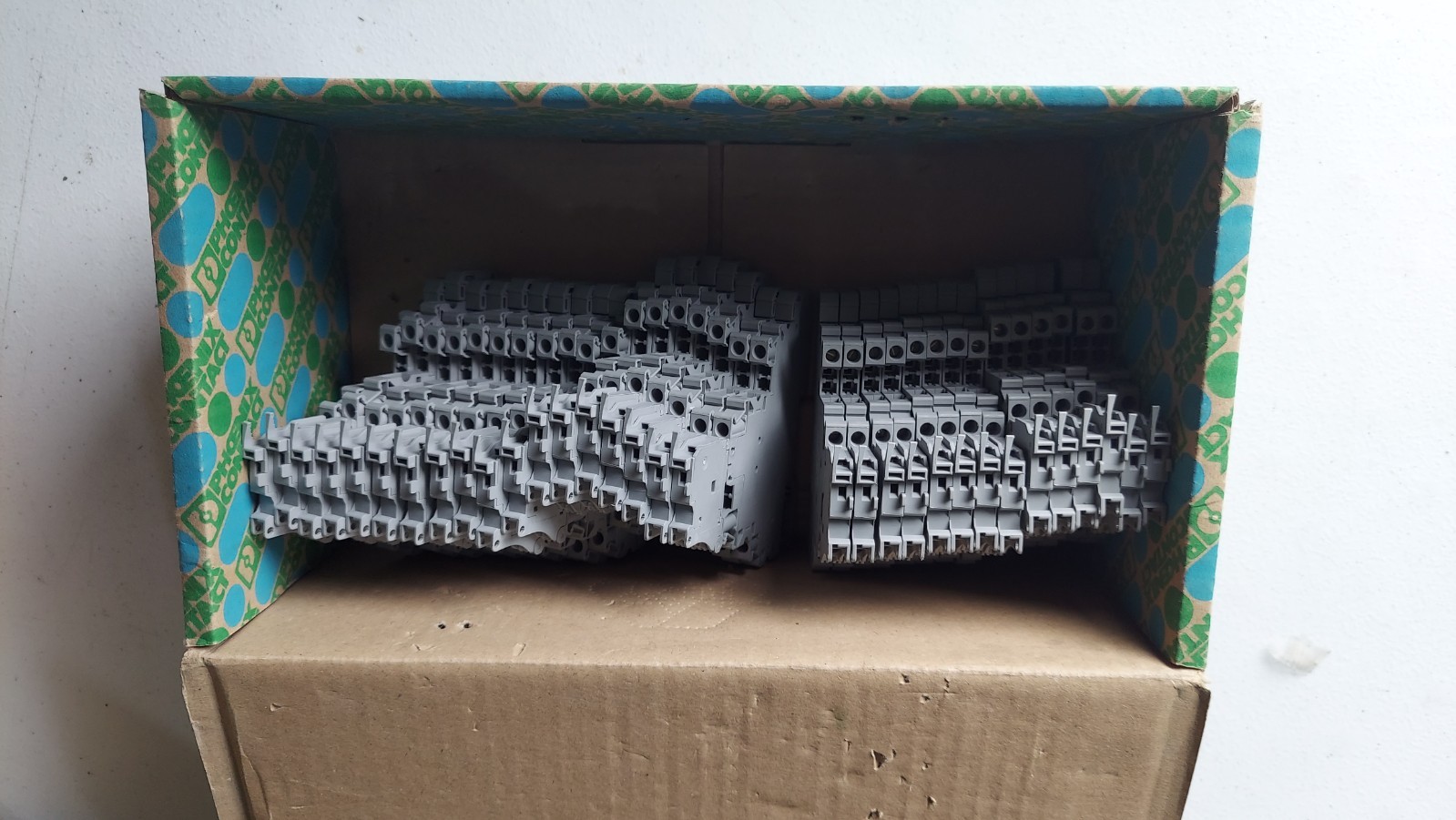 32 pcs New Phoenix Contact 1044423 Fuse Terminals UT 4-L/HESI (5X20) GY