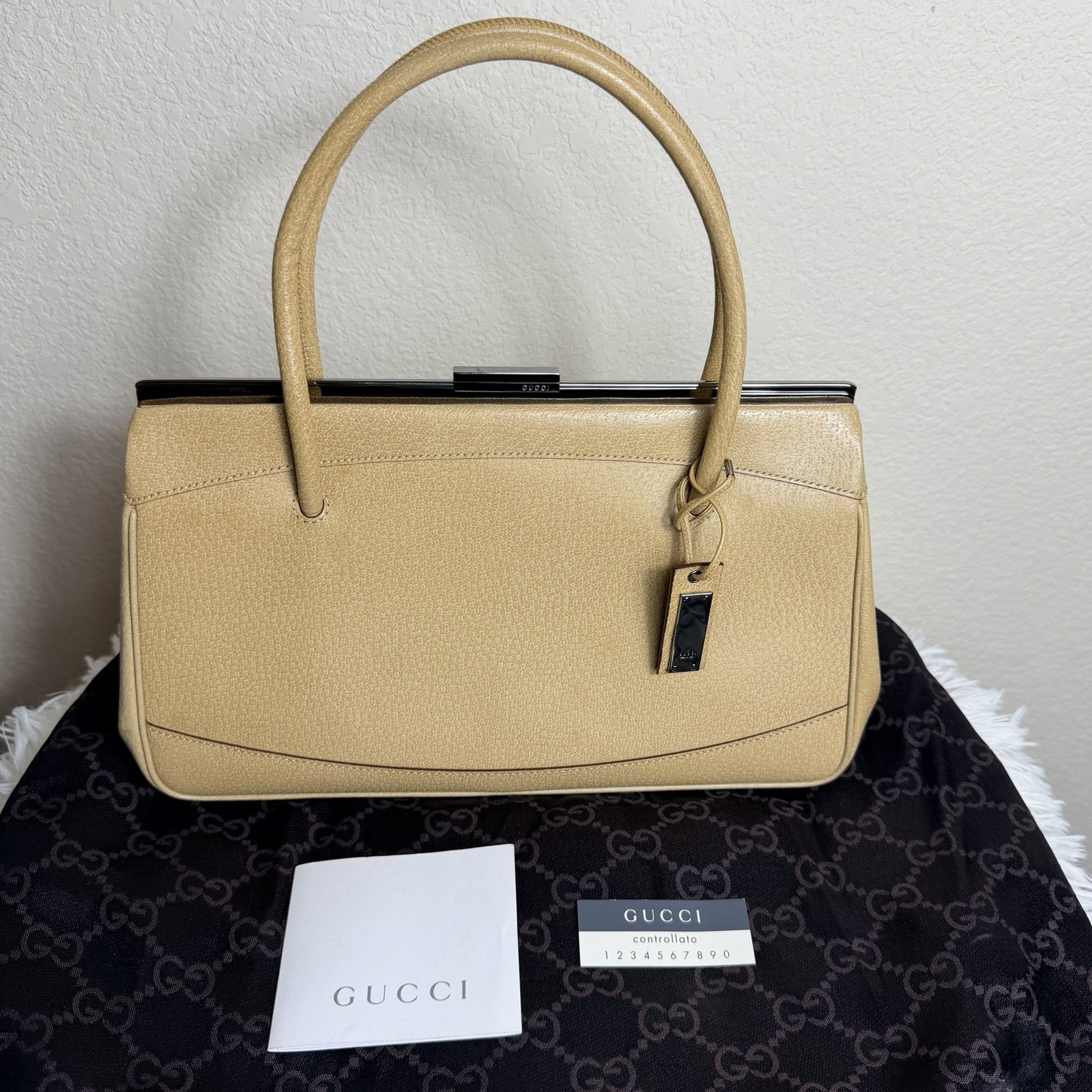 Gucci Vintage Cinghiale Slide Lock Beige Purse With Dustbag/Cards