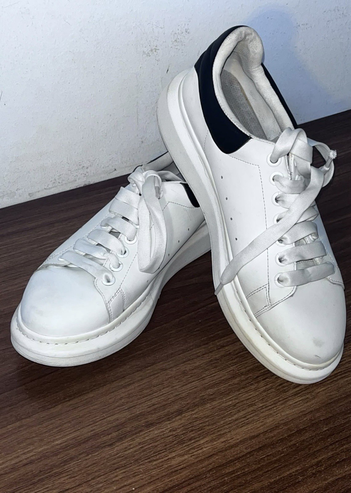 Alexander McQueen Men’s Oversized Sneakers White/Black Size 11 US) 44 (EU) Alexander McQueen Men’s Oversized Sneakers White/Black Size 11 US) 44 (EU)