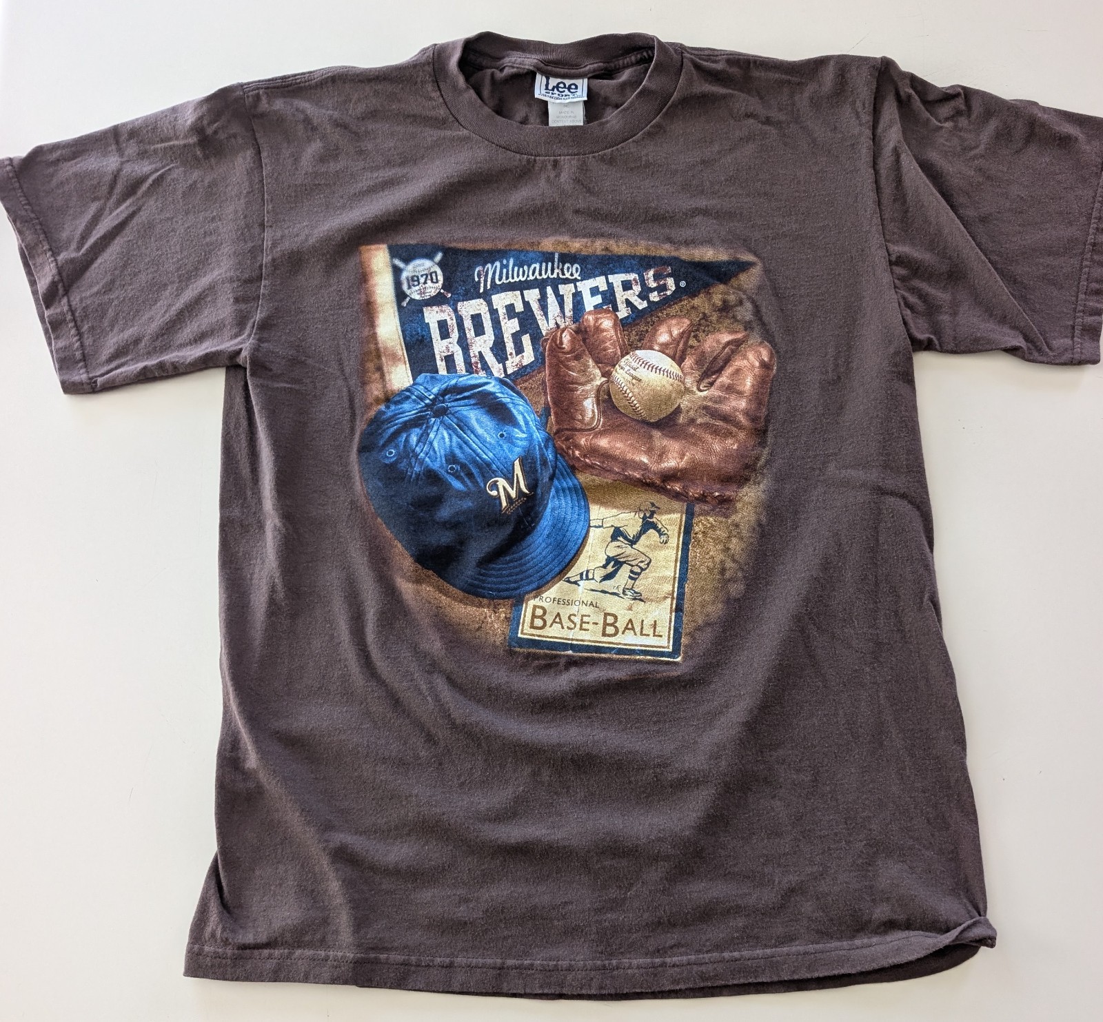 Vintage Milwaukee Brewers Graphic T-Shirt Brown Lee Sport Size Medium Vintage Milwaukee Brewers Graphic T-Shirt Brown Lee Sport Size Medium
