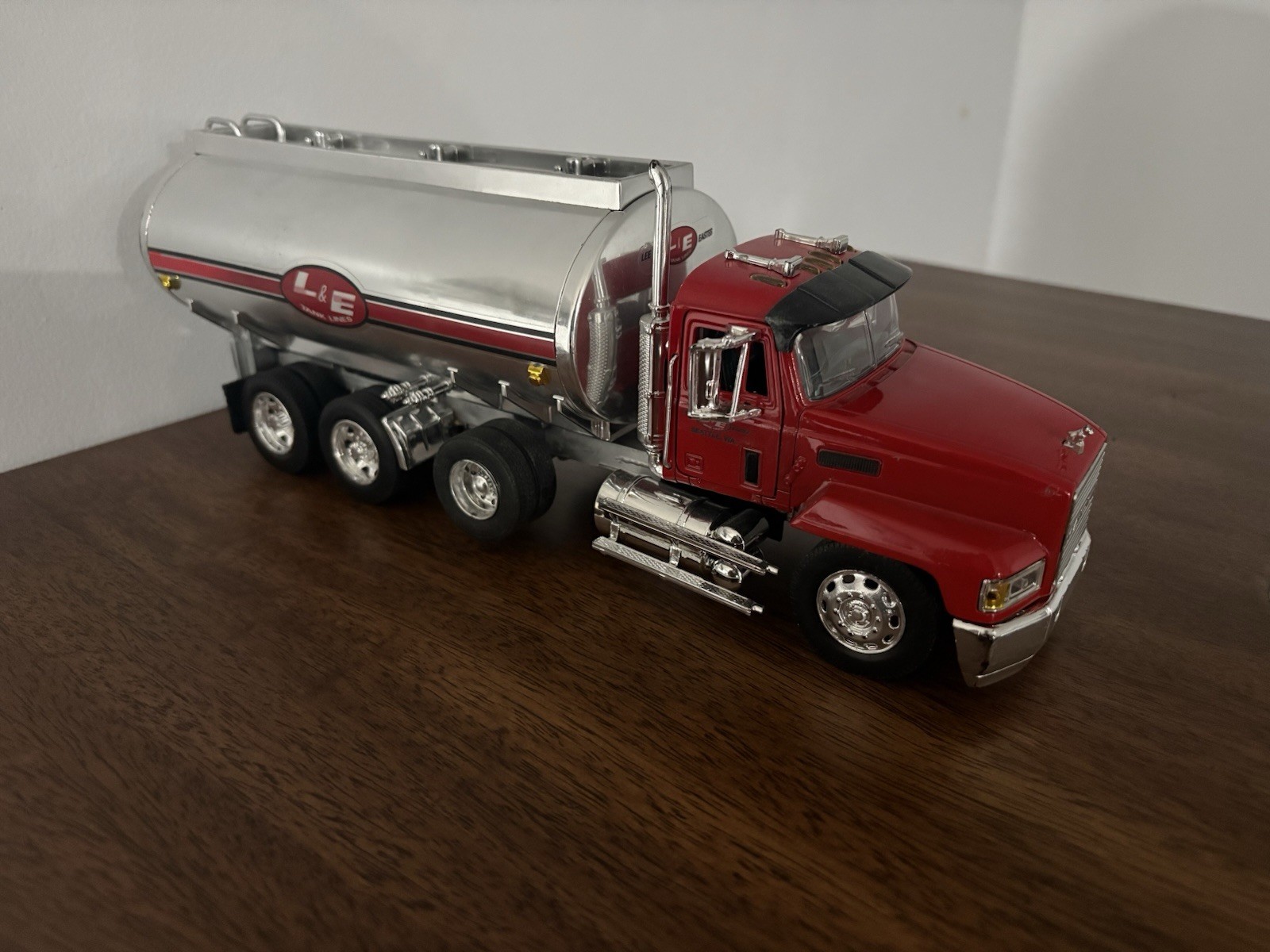 New Ray 1:32 Custom Mack CH tanker Truck New Ray 1:32 Custom Mack CH tanker Truck