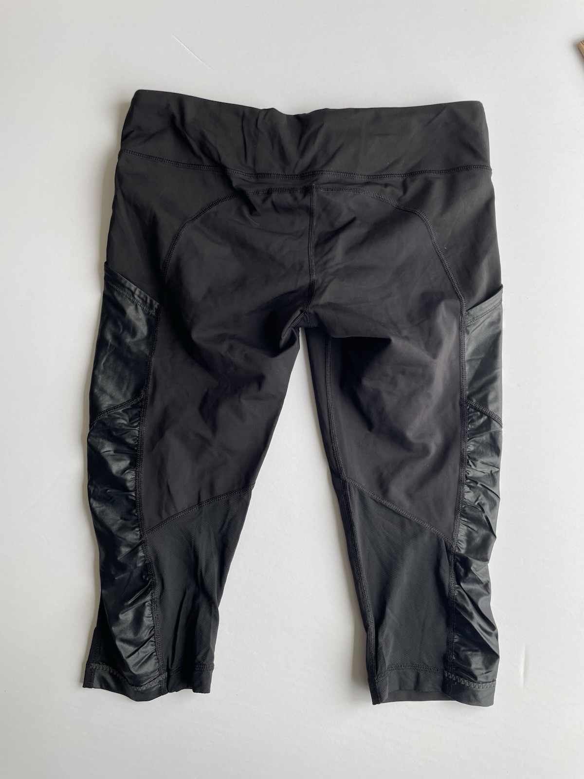 Lululemon Cut the Crop Size 10 Cropped Leggings Black Side Pockets