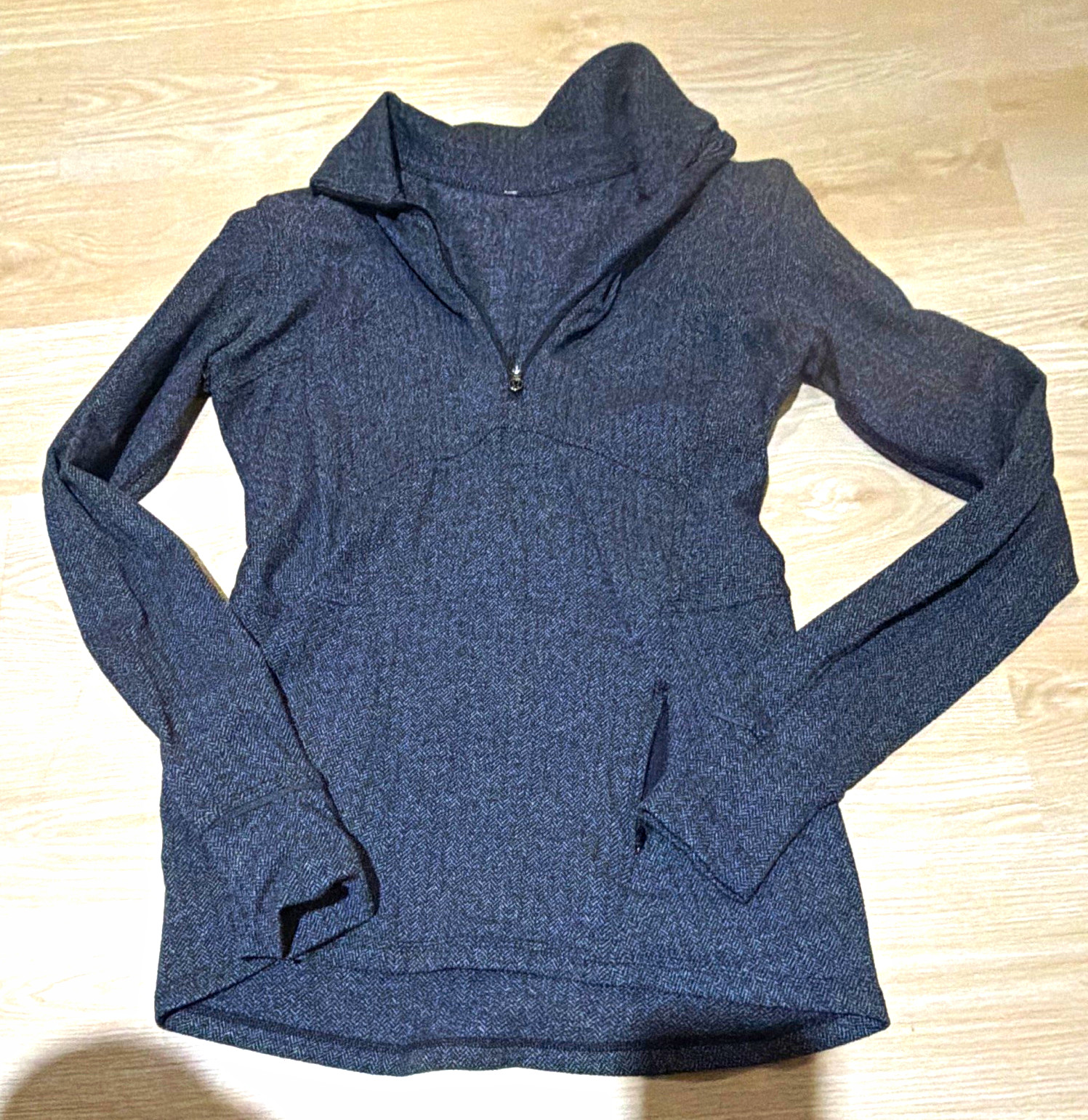 Lululemon Women\'s Gray 1/4 Zip Mock Neck Slim Fit Pullover Top size 6 Lululemon Women\'s Gray 1/4 Zip Mock Neck Slim Fit Pullover Top size 6