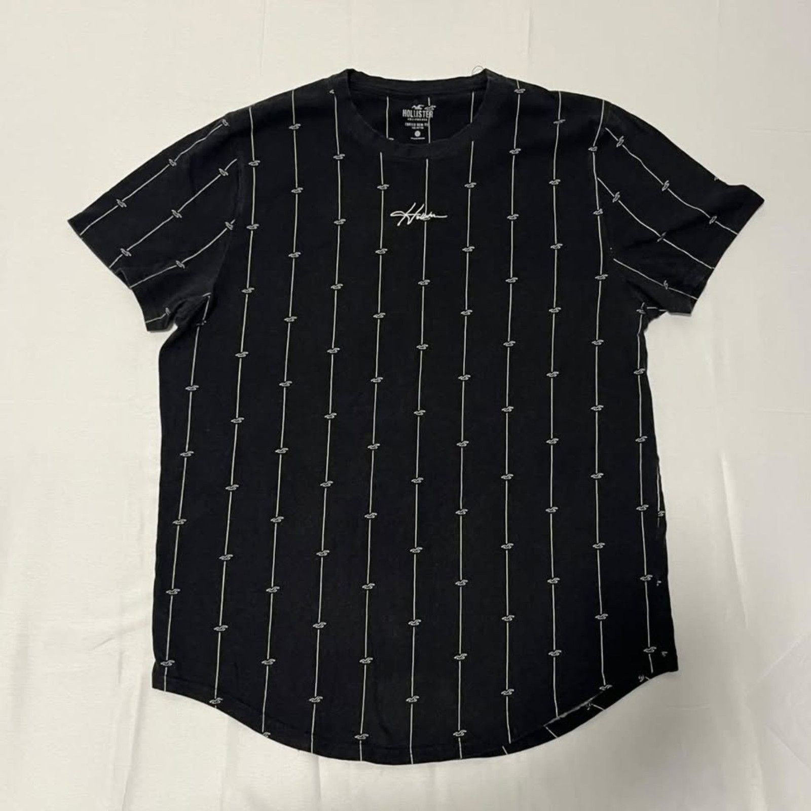 Hollister Men\'s L Black White Striped Curved Hem T-Shirt 100% Cotton Logo