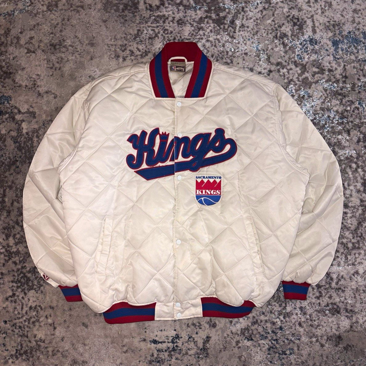 VTG Hardwood Classics Sacramento Kings NBA White Quilted Snap-Front Jacket 70s VTG Hardwood Classics Sacramento Kings NBA White Quilted Snap-Front Jacket 70s