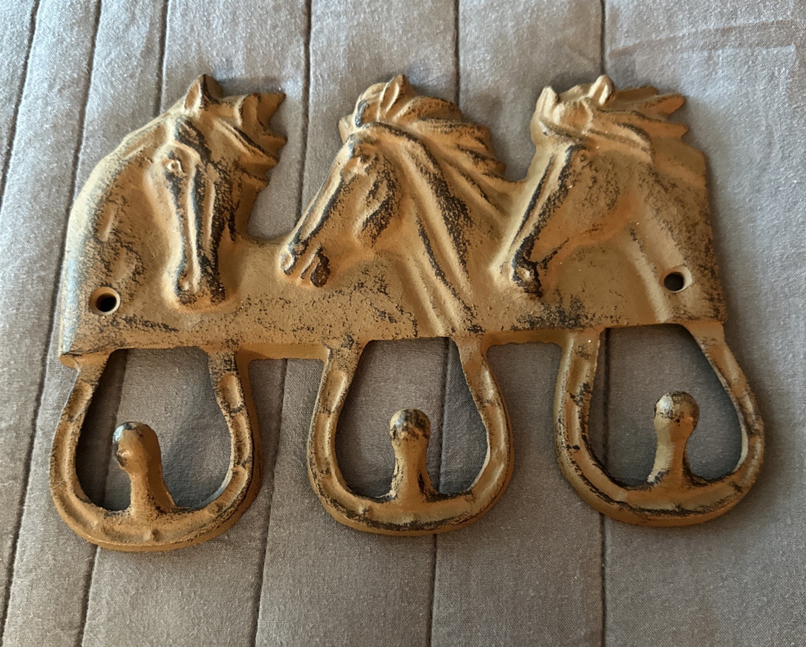 VINTAGE CAST IRON BROWN WASH TRIPLE HORSE HEADS HOOKS WESTERN DECOR STURDY WOW