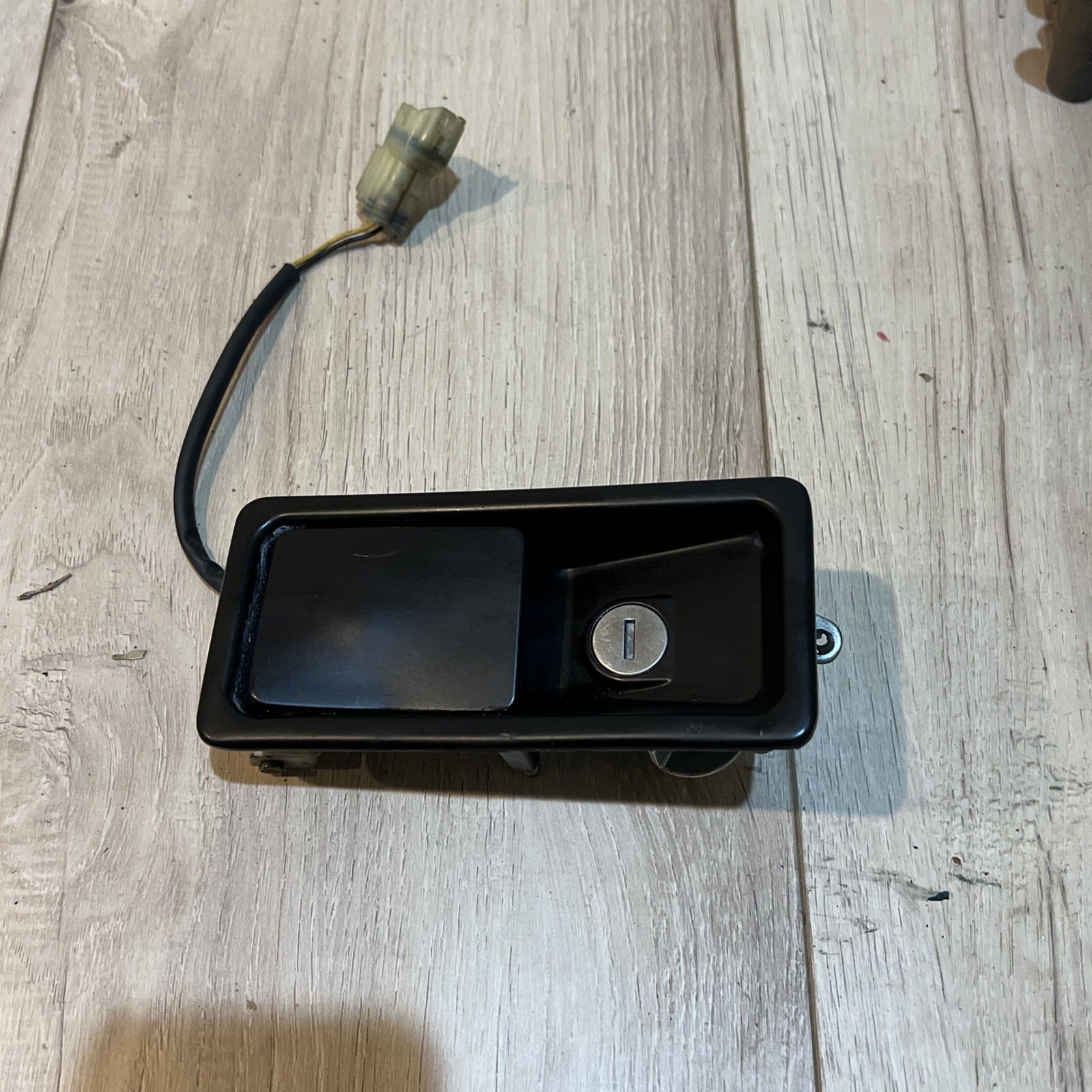 1994-1999 Land Rover Discovery 4.0L Driver's Front Exterior Door Handle 1994-1999 Land Rover Discovery 4.0L Driver's Front Exterior Door Handle