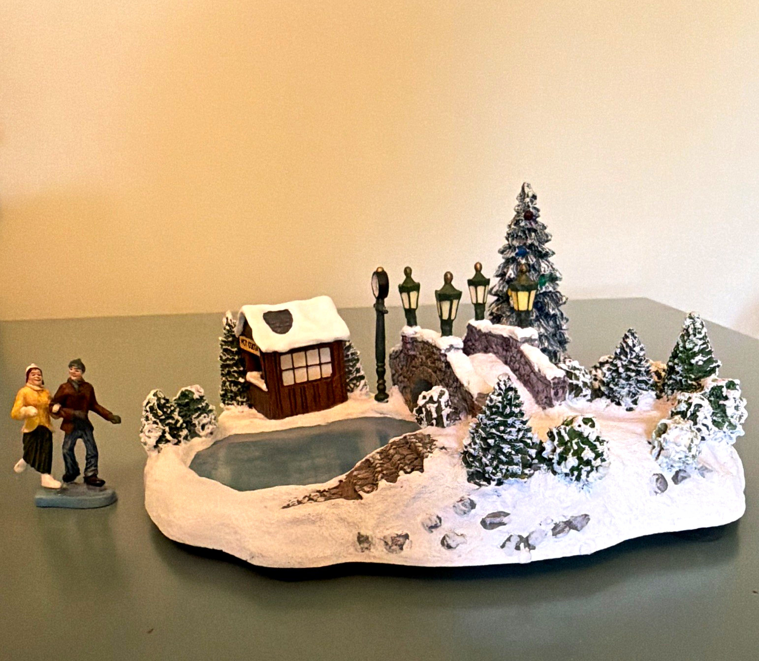 Hawthorne Village Thomas Kinkade Skating at the Pond Illuminated Hand Painted Hawthorne Village Thomas Kinkade Skating at the Pond Illuminated Hand Painted