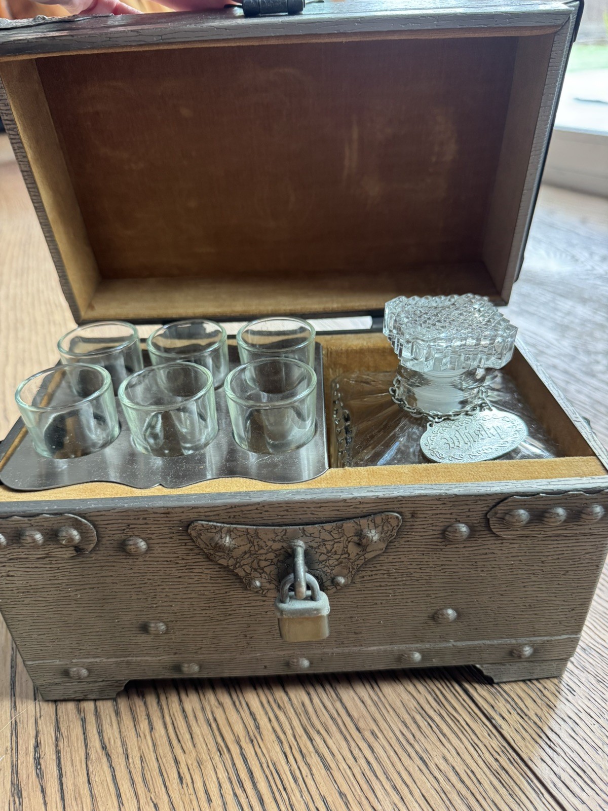 Beautiful Rare Vintage Decanters & Shot Glasses in Medieval Style Treasure Chest Beautiful Rare Vintage Decanters & Shot Glasses in Medieval Style Treasure Chest